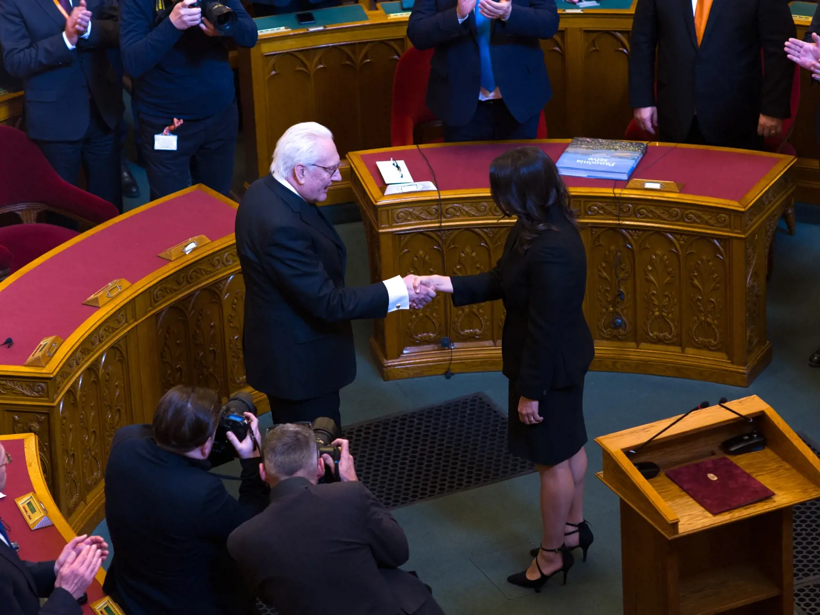Poslanci maďarského Národného zhromaždenia zvolili v tajnom hlasovaní za novú prezidentku kandidátku vládneho bloku Fidesz-KDNP Katalin Novákovú. Jej protikandidátom bol nominant opozičného zoskupenia V jednote za Maďarsko Péter Róna. Na snímke kandidát opozičného zoskupenia V jednote za Maďarsko Péter Róna (uprostred vľavo) blahoželá novej hlave štátu Katalin Novákovej (vpravo) v parlamente v Budapešti vo štvrtok 10. marca 2022. FOTO TASR - Ladislav Vallach