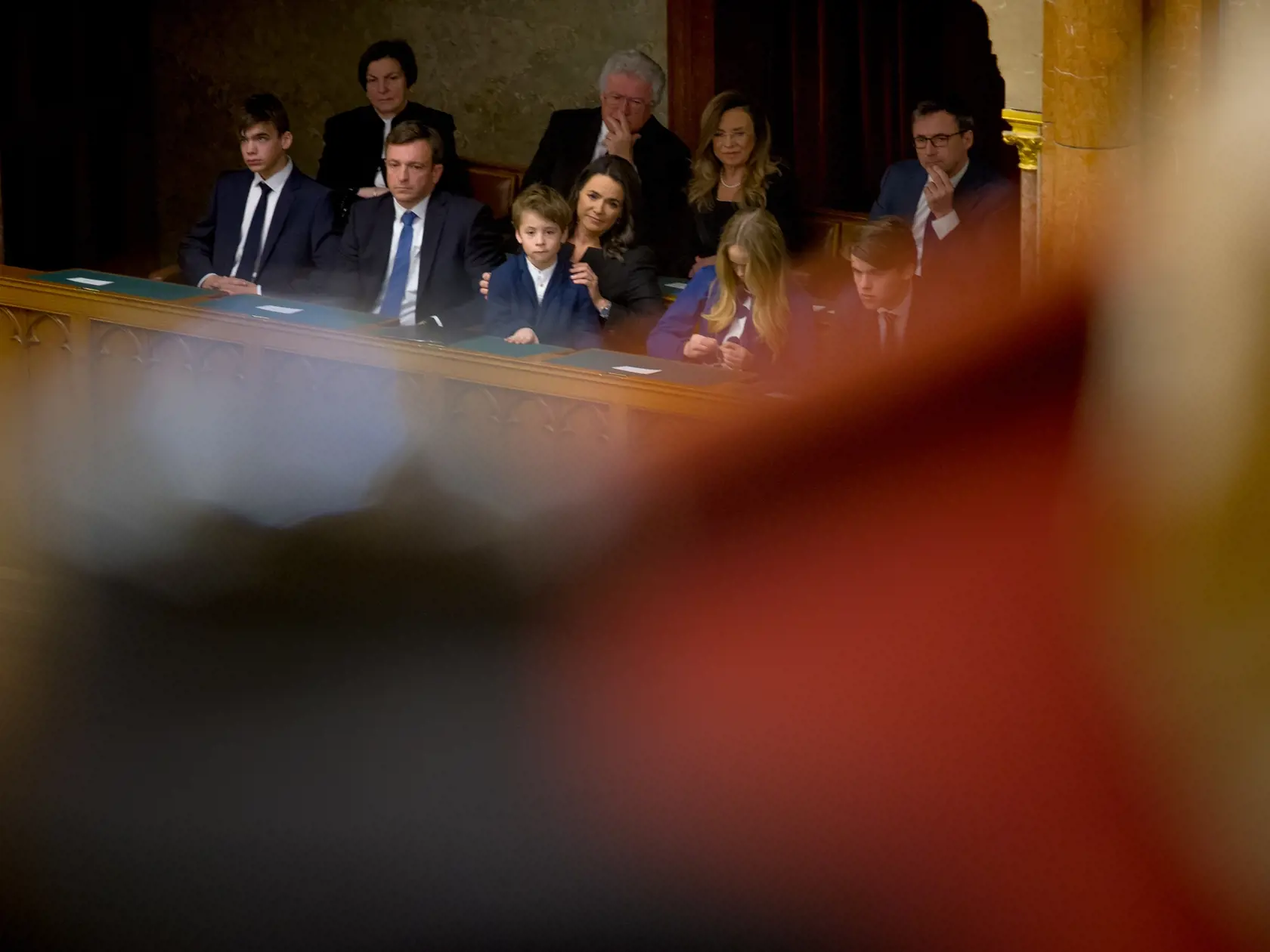 Poslanci maďarského Národného zhromaždenia zvolili v tajnom hlasovaní za novú prezidentku republiky kandidátku vládneho bloku Fidesz-KDNP Katalin Novákovú. Na snímke prezidentská kandidátku vládneho bloku Fidesz-KDNP Katalin Nováková (uprostred) sedí v kruhu svojej rodiny pred hlasovaním v parlamente v Budapešti vo štvrtok 10. marca 2022. FOTO TASR - Ladislav Vallach