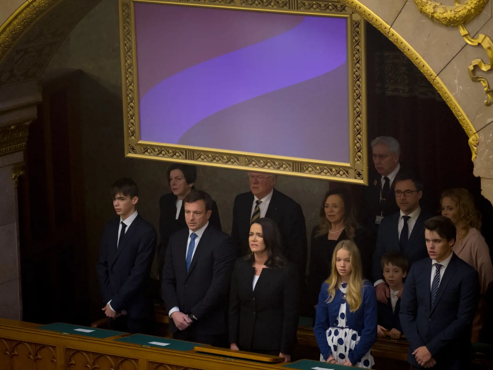 Poslanci maďarského Národného zhromaždenia zvolili v tajnom hlasovaní za novú prezidentku kandidátku vládneho bloku Fidesz-KDNP Katalin Novákovú. Jej protikandidátom bol nominant opozičného zoskupenia V jednote za Maďarsko Péter Róna. Na snímke prezidentská kandidátka vládneho bloku Fidesz-KDNP Katalin Nováková (uprostred) stojí so svojimi rodinnými príslušníkmi pri vyhlásení výsledkov volieb v Budapešti vo štvrtok 10. marca 2022. FOTO TASR - Ladislav Vallach


