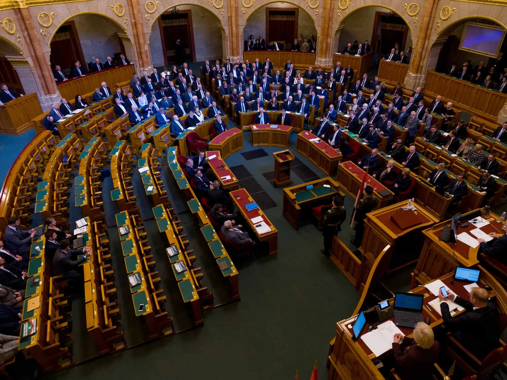Poslanci maďarského Národného zhromaždenia zvolili v tajnom hlasovaní za novú prezidentku kandidátku vládneho bloku Fidesz-KDNP Katalin Novákovú. Jej protikandidátom bol nominant opozičného zoskupenia V jednote za Maďarsko Péter Róna. Na snímke prázdne parlamentné lavice opozičných poslancov, ktorí sa nezúčastnili na vyhlásení prezidentských volieb v Budapešti vo štvrtok 10. marca 2022. FOTO TASR - Ladislav Vallach


