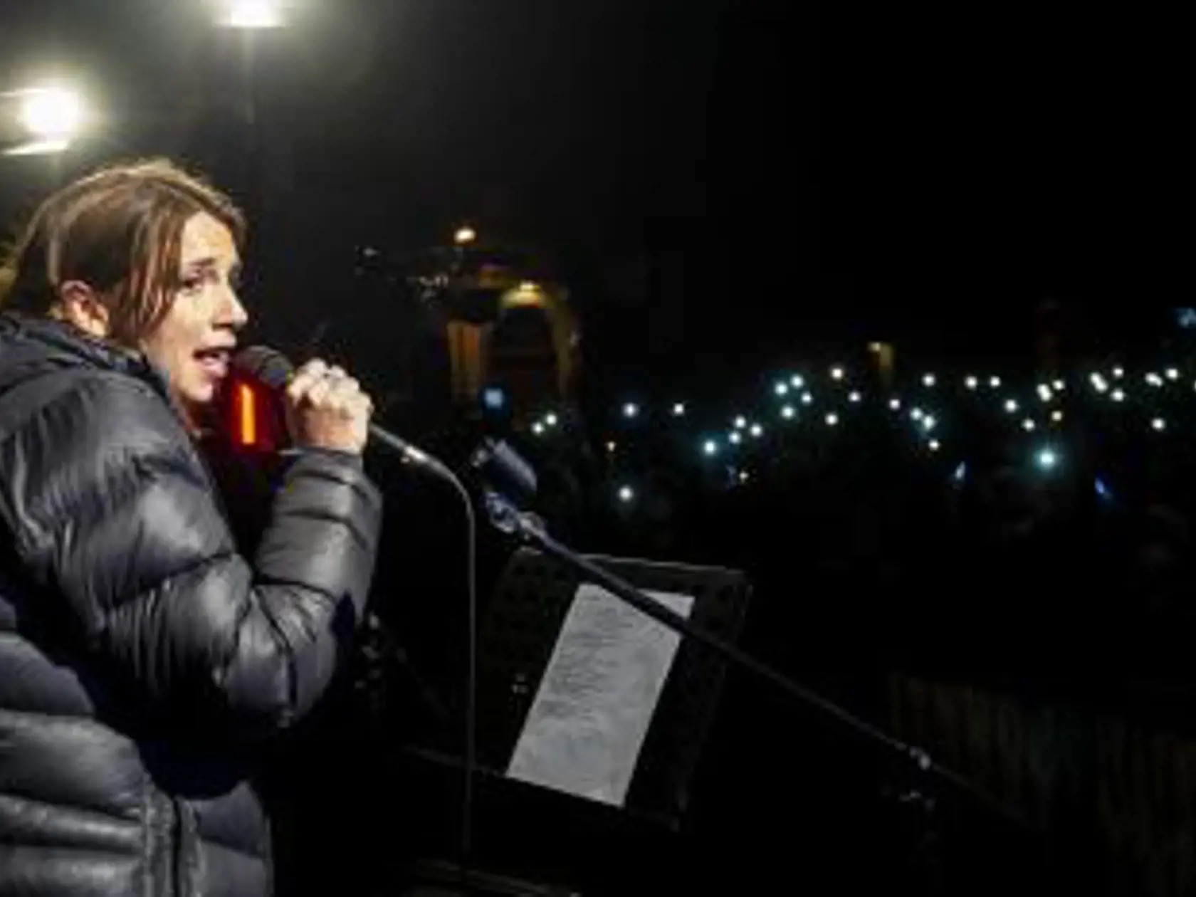 Dorota Nvotová s mikrofón na pódiu počas zhromaždenia apolitickej iniciatívy Za morálku, spravodlivosť a lepšiu krajinu 27. októbra 2021 v Bratislave.