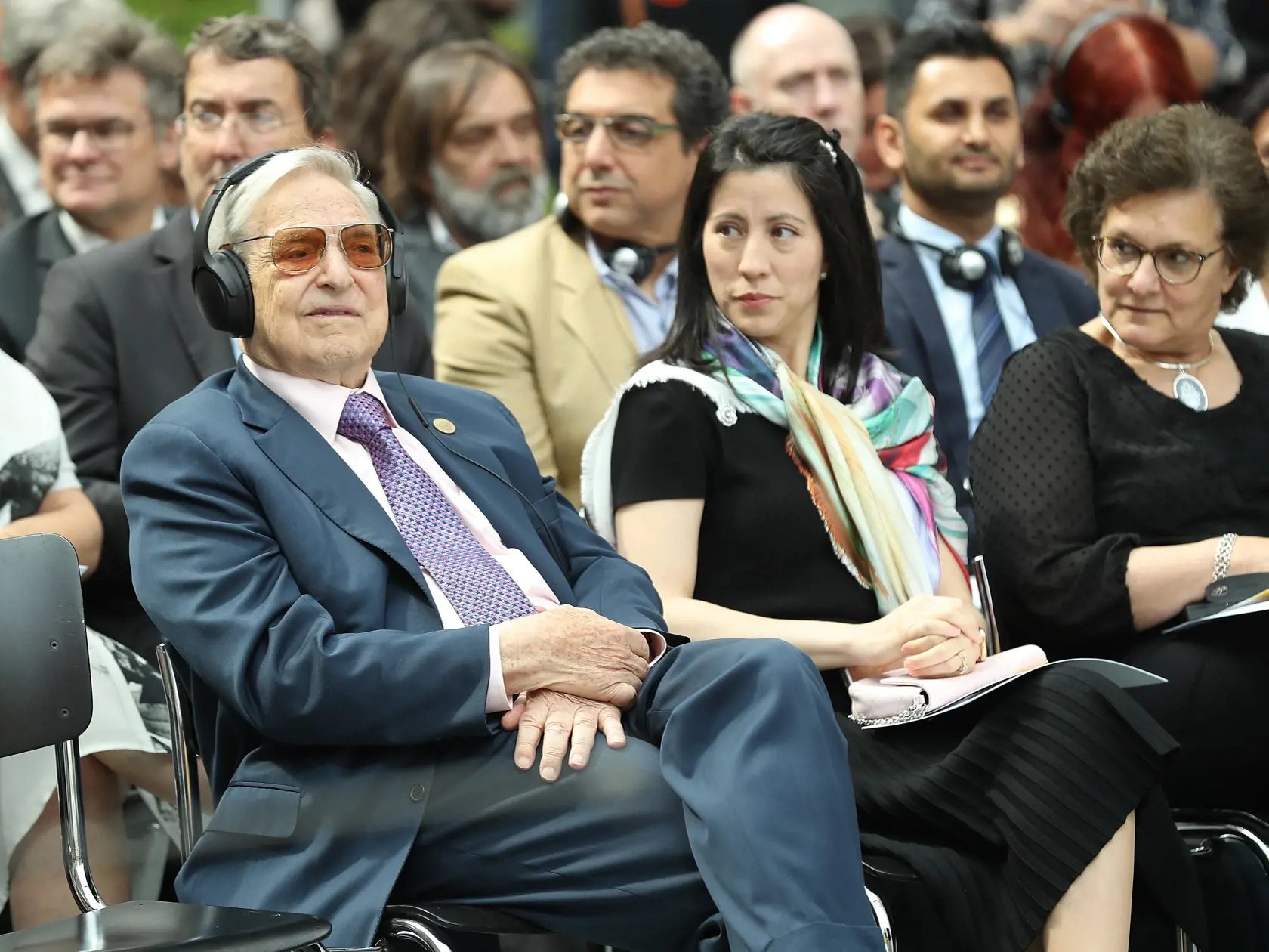 Po dvoch rozvodoch je od roku 2013 tretíkrát ženatý s krásnou obchodníčkou Tamiko Bolton (51). Hoci je od nej mladší o 42 rokov, vekový rozdiel krásnej Tamiko vôbec neprekáža. Soros je v poradí jej druhým manželom a ona ako vyštudovaná lekárnička a cvičiteľka jogy má na svojho 93-ročného manžela dobrý vplyv.