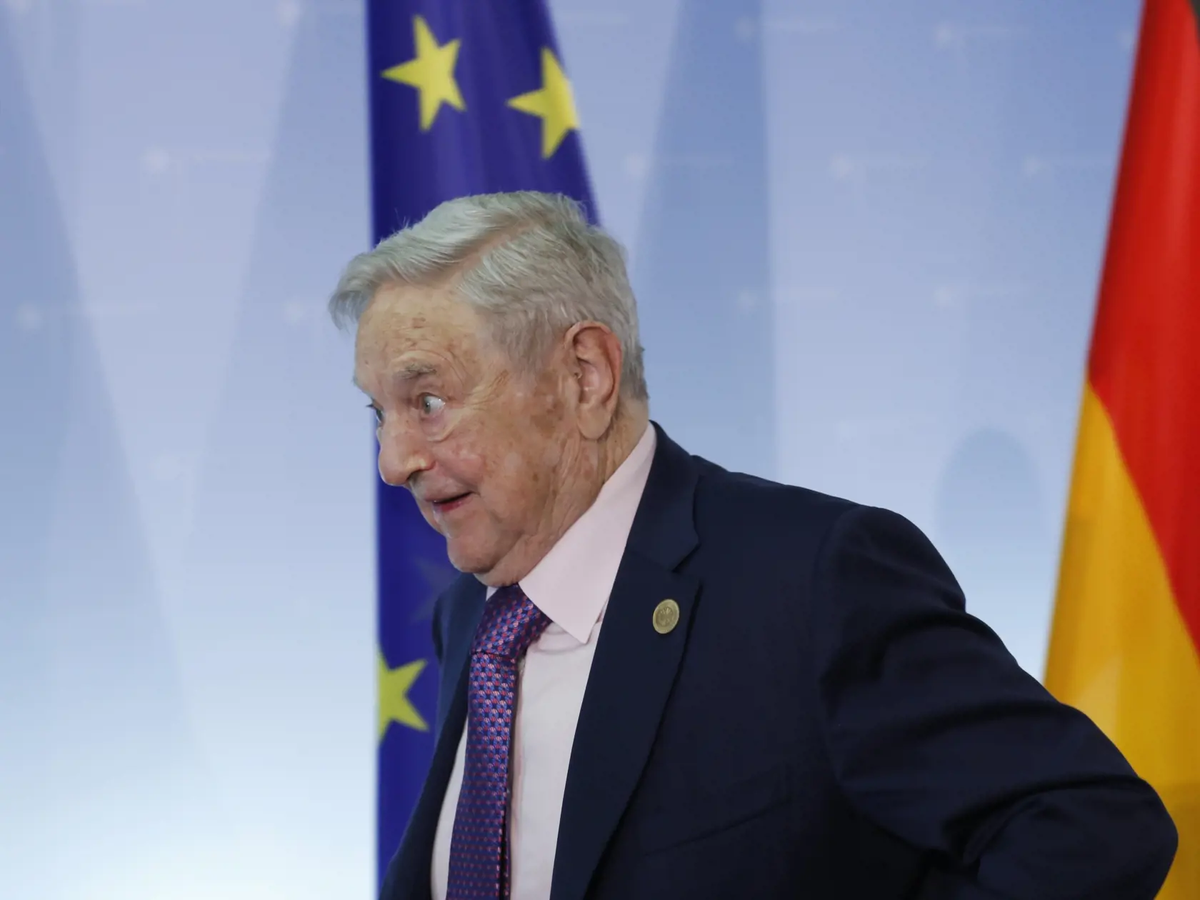 WA 20 Berlín - Americký finančník maďarského pôvodu George Soros odchádza po skončení tlačovej konferencie pred začiatkom slávnosti  Európskeho rómskeho inštitútu pre umenie a kultúru (ERIAC) na pôde ministerstva zahraničných vecí v Berlíne 8. júna 2017. FOTO TASR /AP
Hungarian-American investor George Soros leaves after a press conference prior to the launch event for the European Roma Institute for Arts and Culture at the Foreign Ministry in Berlin, Germany, Thursday, June 8, 2017. (AP Photo/F
