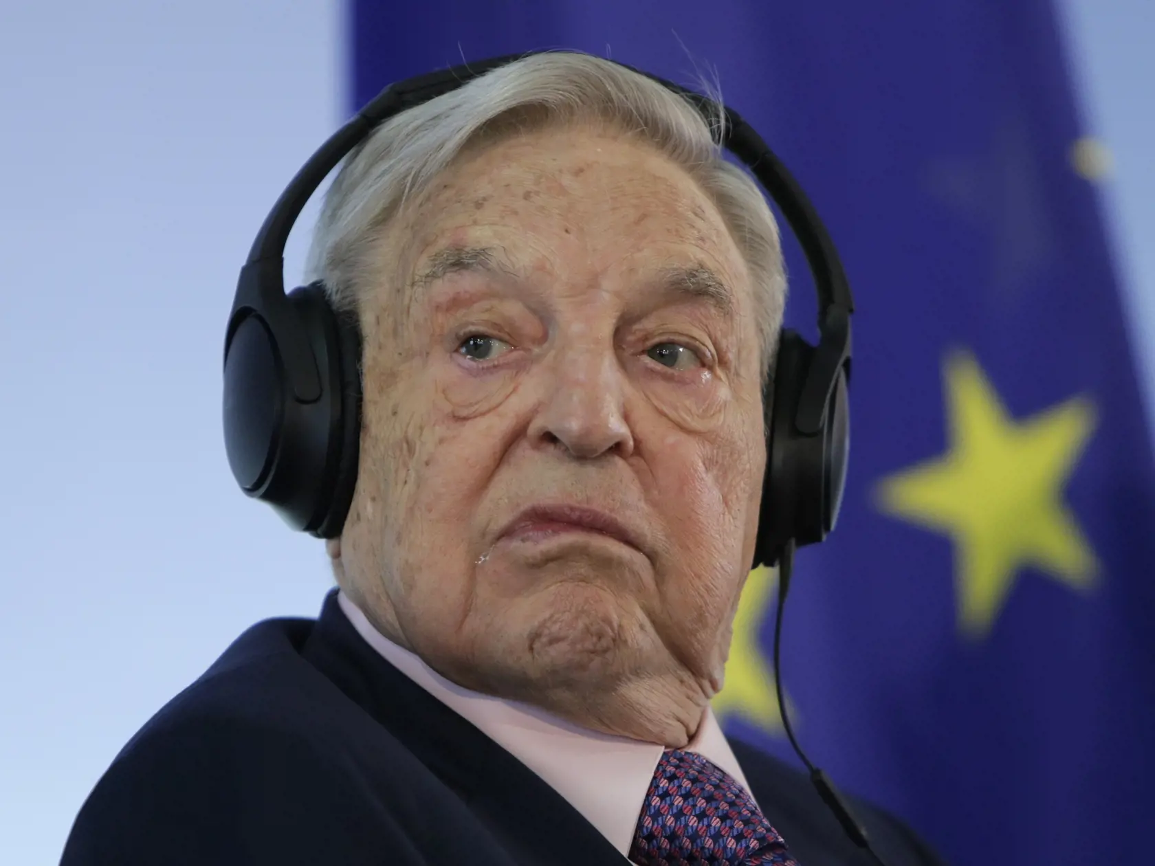 WA 21 Berlín - Americký finančník maďarského pôvodu George Soros sa účastní tlačovej konferencie pred začiatkom slávnosti  Európskeho rómskeho inštitútu pre umenie a kultúru (ERIAC) na pôde ministerstva zahraničných vecí v Berlíne 8. júna 2017. FOTO TASR /AP

Hungarian-American investor George Soros attends a press conference prior to the launch event for the European Roma Institute for Arts and Culture at the Foreign Ministry in Berlin, Germany, Thursday, June 8, 2017. (AP Photo/Ferdinand Ostro