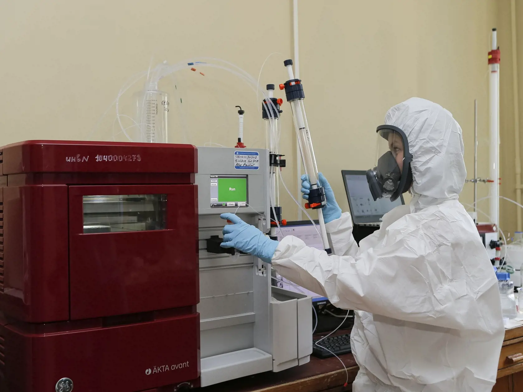 Vývoj a testovanie nových vakcín trvá zvyčajne niekoľko rokov. Krajiny po celom svete sa však pokúšajú o vyvinutie očkovacích látok voči novému koronavírusu v zrýchlenom režime. Spojené štáty a EÚ tvrdia, že ich vlastné vakcíny by mohli byť k dispozícii do konca tohto roka.