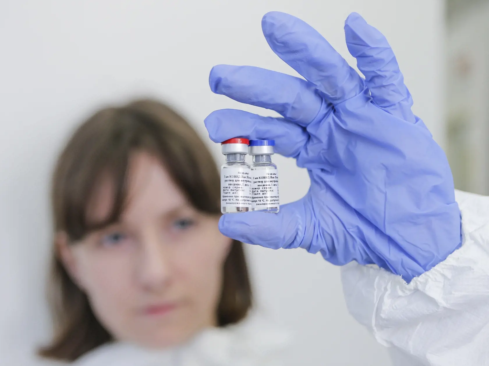 Na snímke zo 6. augusta 2020 zamestnankyňa drží ampulky s novom vakcínou v ústave epidemiologického a mikrobiologického výskumu Nikolaja Gamaleja v Moskve.