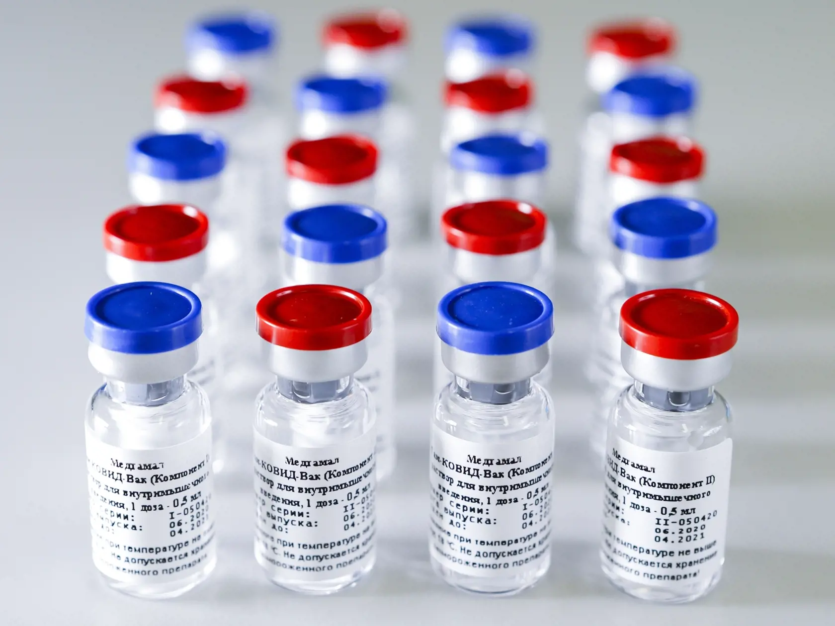 Na snímke zo 6. augusta 2020 vakcína v ústave epidemiologického a mikrobiologického výskumu Nikolaja Gamaleja v Moskve.