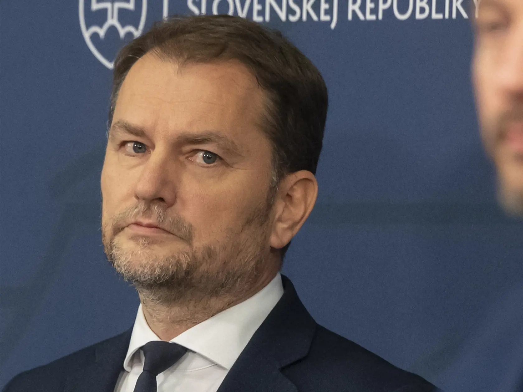 "Nikdy neustupujem zlu, ale ešte viac mi záleží na rukojemníkoch. Dnes sú rukojemníkmi všetci ľudia na Slovensku," dodal. Povalenie vlády v tomto čase podľa jeho slov spôsobí totálny chaos a neschválený štátny rozpočet ekonomické škody.