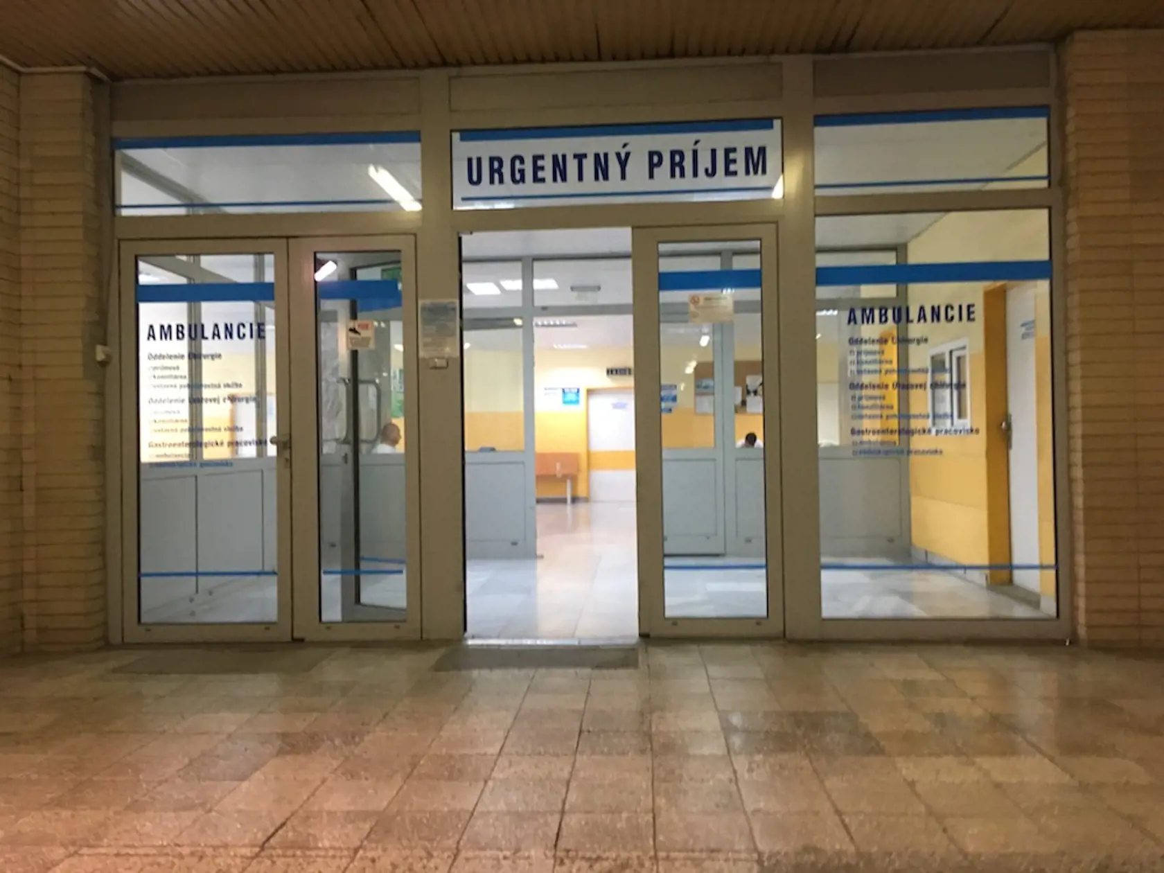Vstup do vestibulu chirurgického monobloku prešovskej nemocnice.