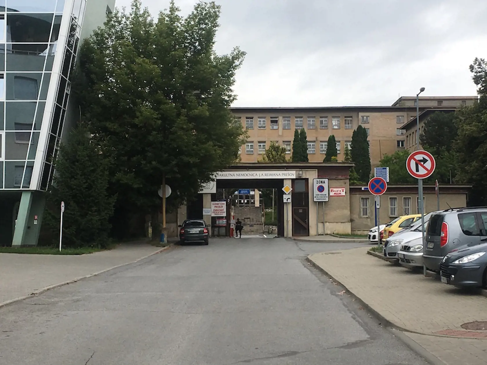 Prešovská nemocnica čelí kritike pacientov pre nedôstojné podmienky pri čakaní na odvoz sanitkou. 