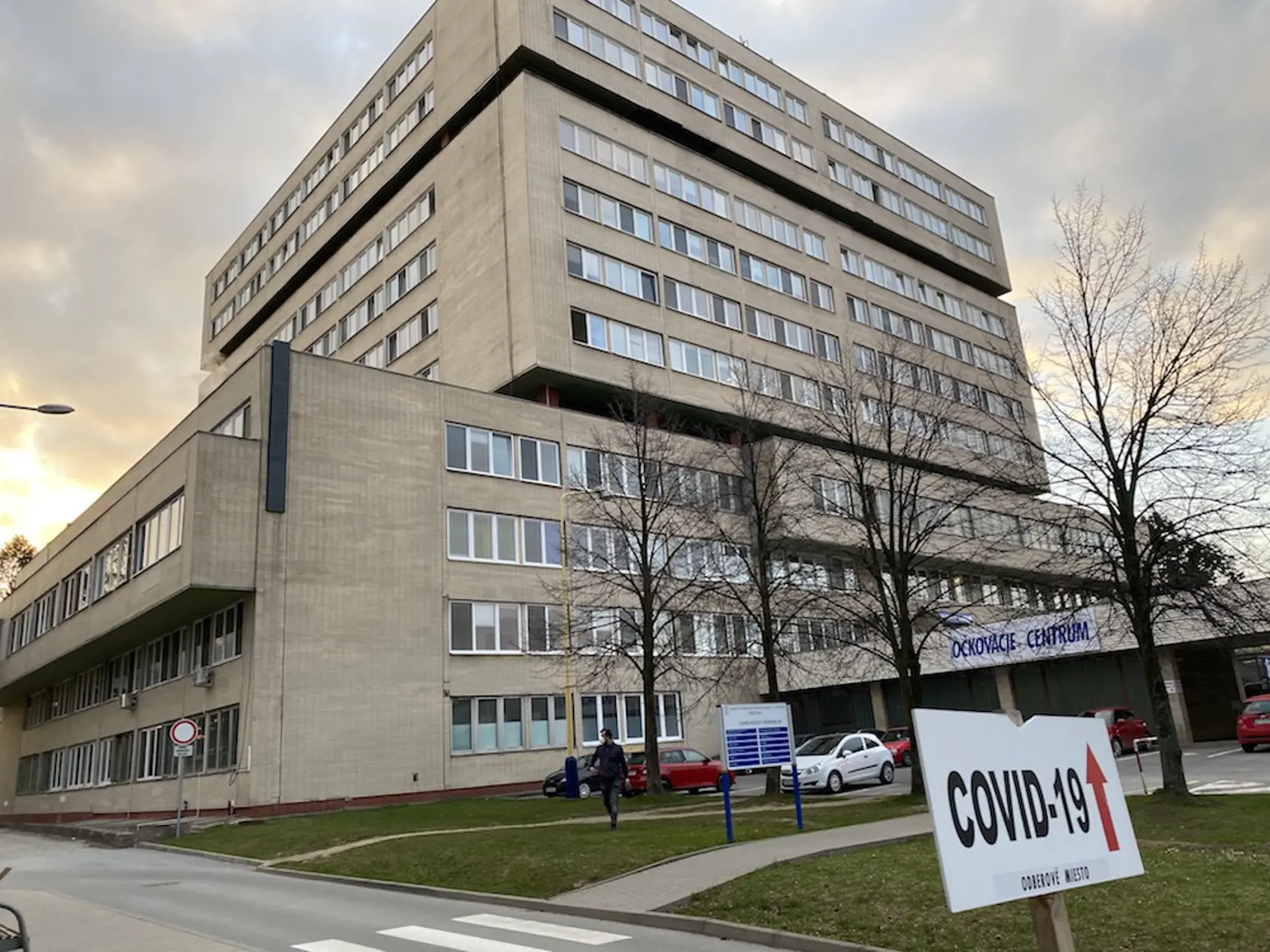 Vakcinačné centrum prešovskej nemocnici sídli v aule chirurgického monobloku.