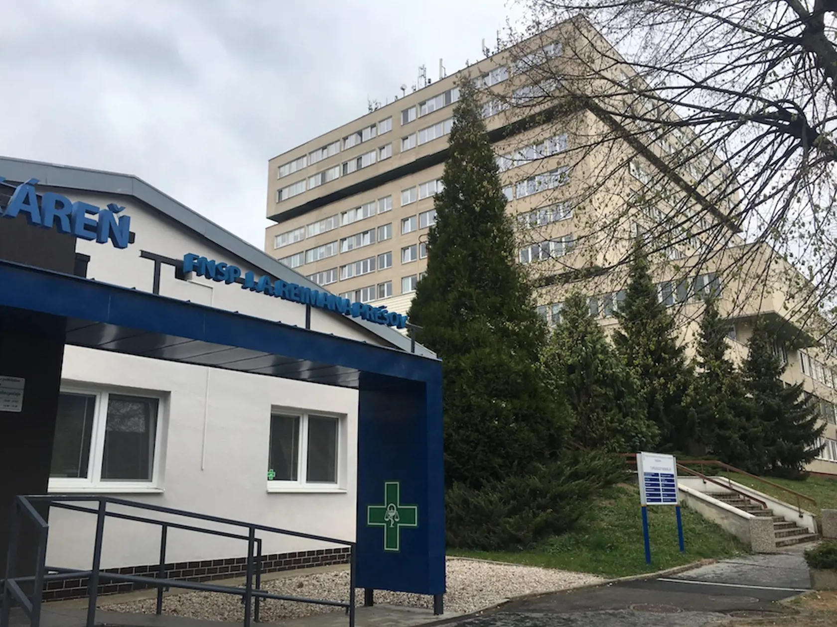 Prešovská nemocnica je pavilónového typu, jej dominantou je chirurgický monoblok.