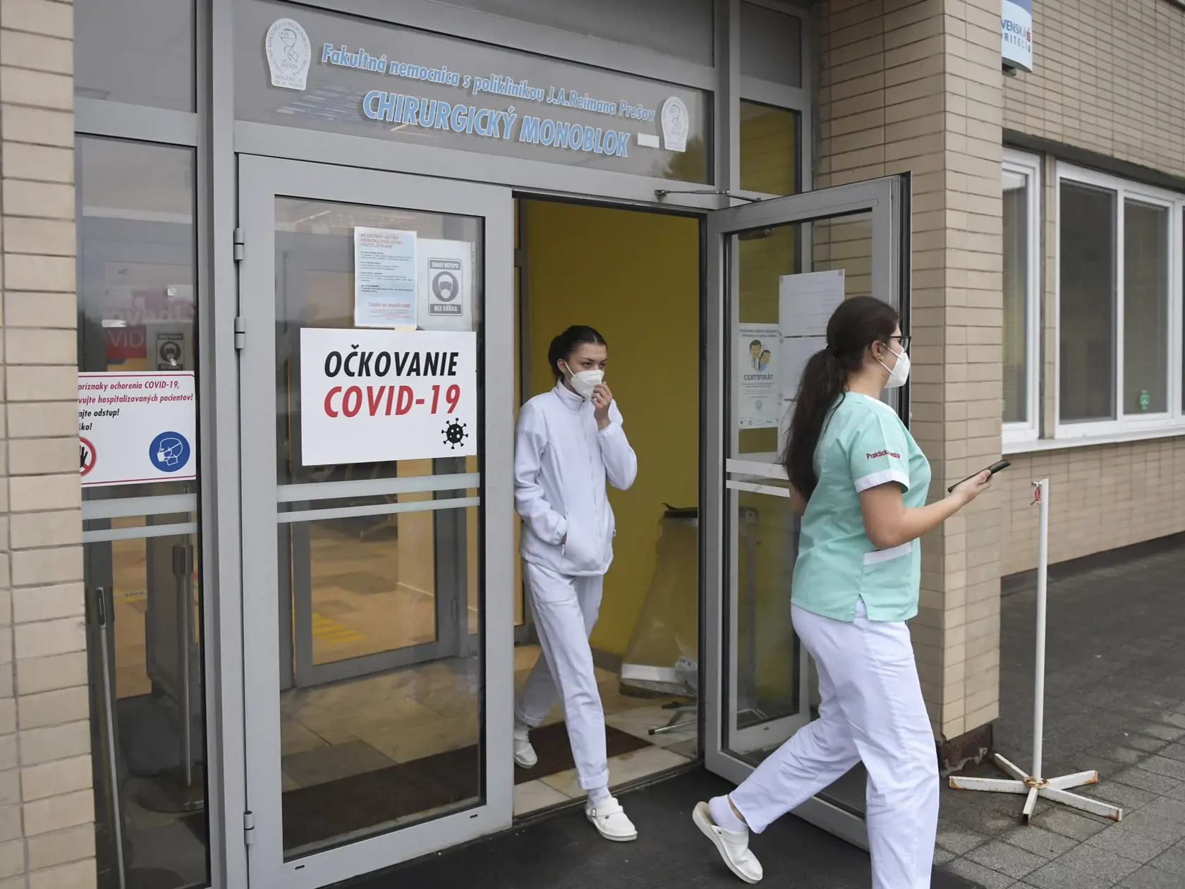Na snímke zdravotné sestry vychádzajú z Fakultnej nemocnice s poliklinikou (FNsP) J. A. Reimana v Prešove.