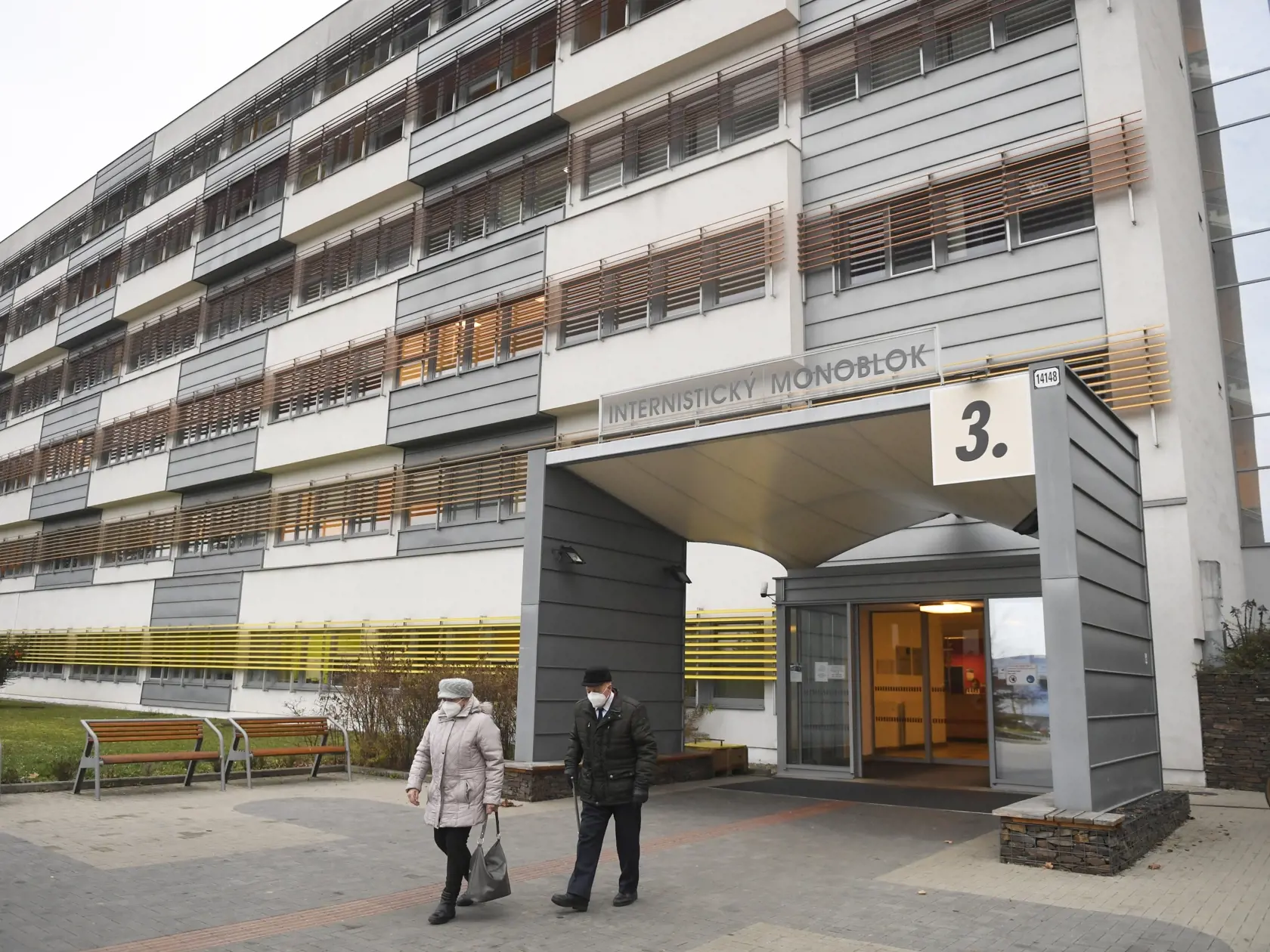 Na snímke starší pár s respirátorom vychádza z internististického monobloku Fakultnej nemocnice s poliklinikou (FNsP) J. A. Reimana v Prešove.