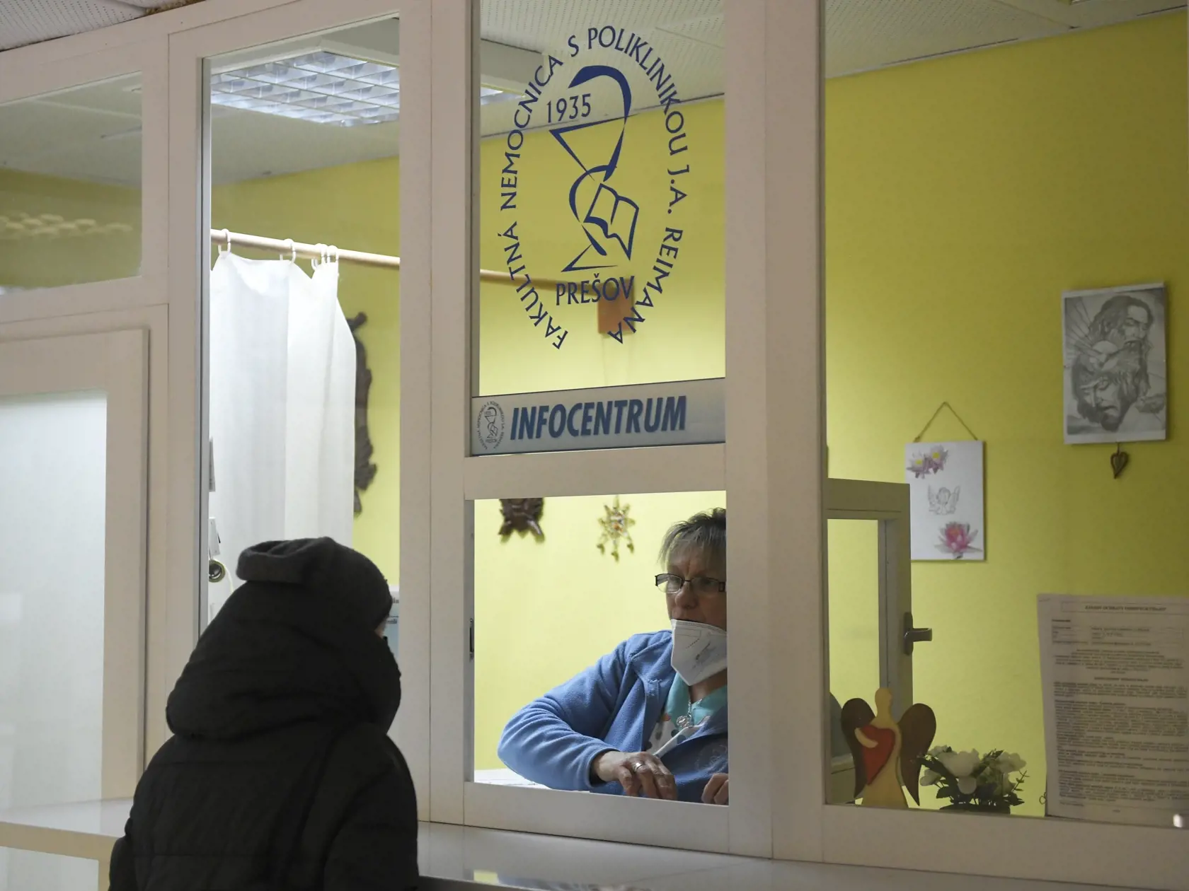 Na snímke pacientka stojí pred infocentrom Fakultnej nemocnice s poliklinikou (FNsP) J. A. Reimana v Prešove.