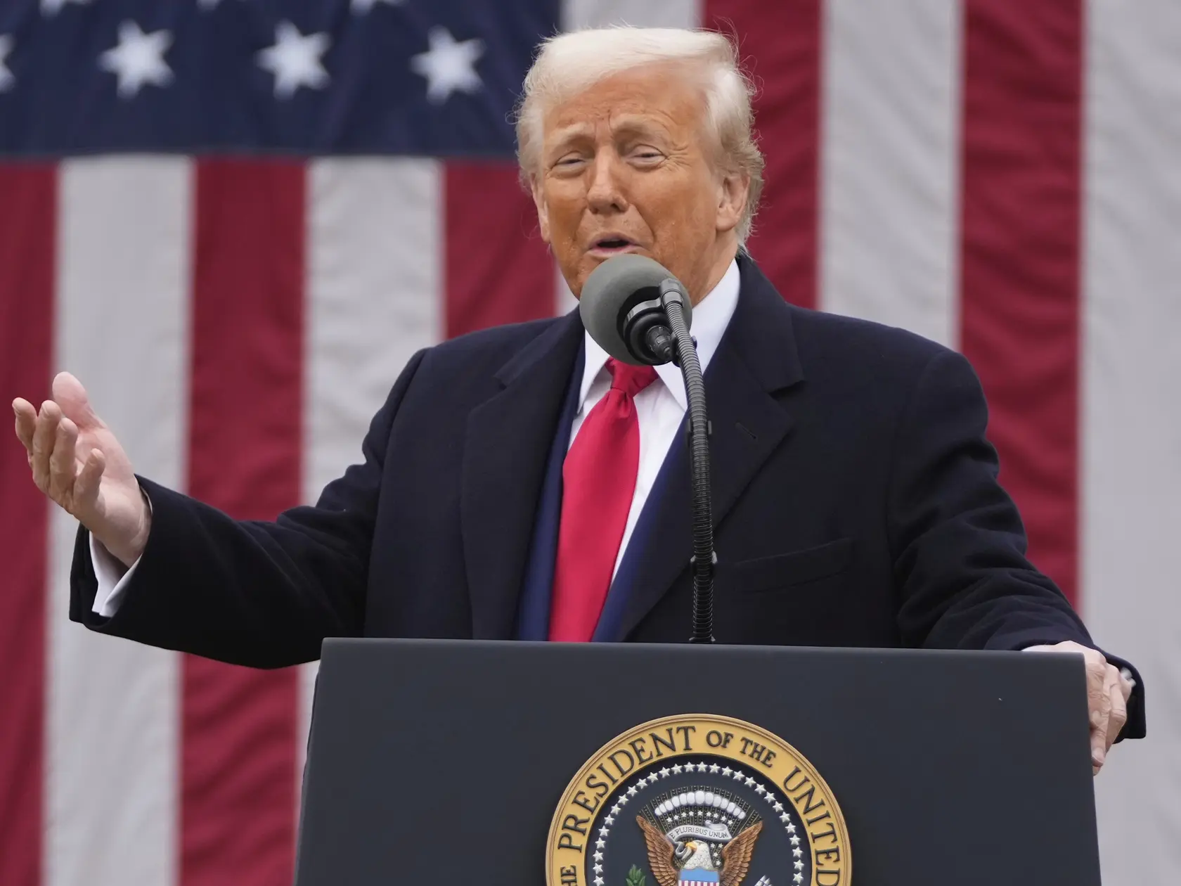 Americký prezident Donald Trump oznamuje zavedenie nových ciel.