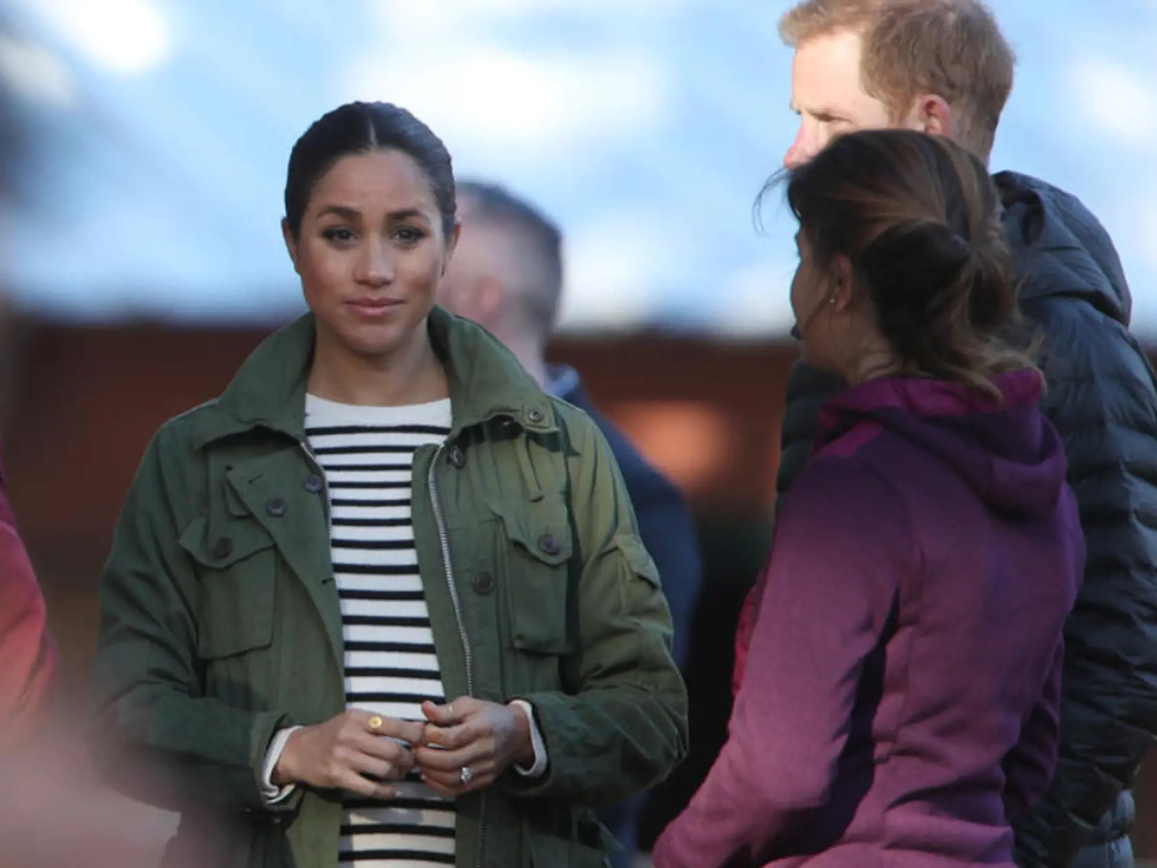 Nie je tomu však tak dávno, keď bola Meghan hlavným cieľom všade prítomných paparacov, čoho výsledkom boli nepodarené zábery nepripravenej krásky.