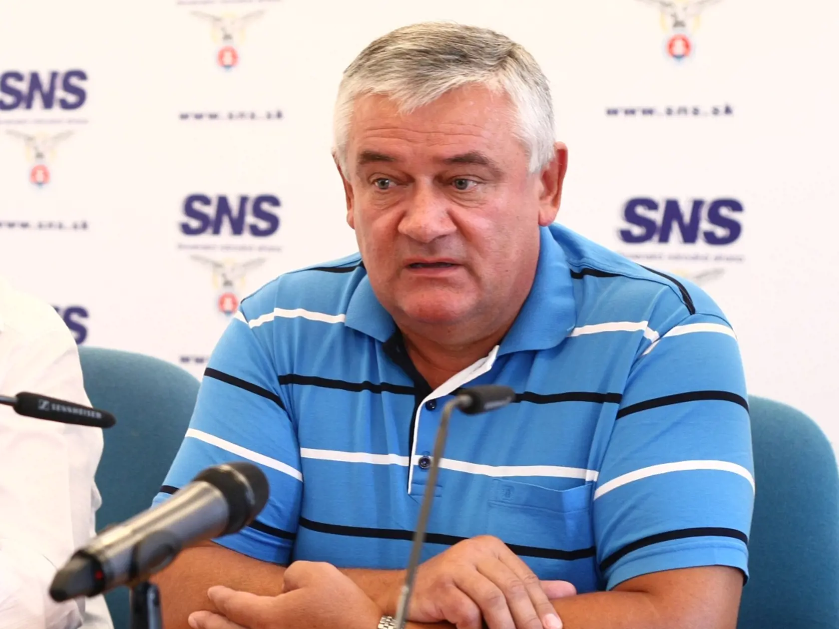 Tlacova konferencia SNS v silde SNS na Safarikovom namesti v Bratislave