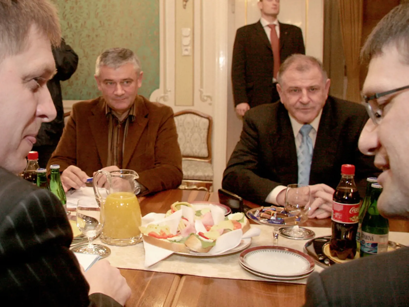 Z¾ava: predseda  strany Smer Robert Fico, predseda SNS Ján Slota, predseda ¼S-HZDS Vladimír Meèiar a podpredseda strany Smer Marek Maïariè poèas zasadnutia koaliènej rady v priestoroch Úradu vlády. Bratislava, 22. november 2006.  Foto: SITA/Tomáš Benedikoviè