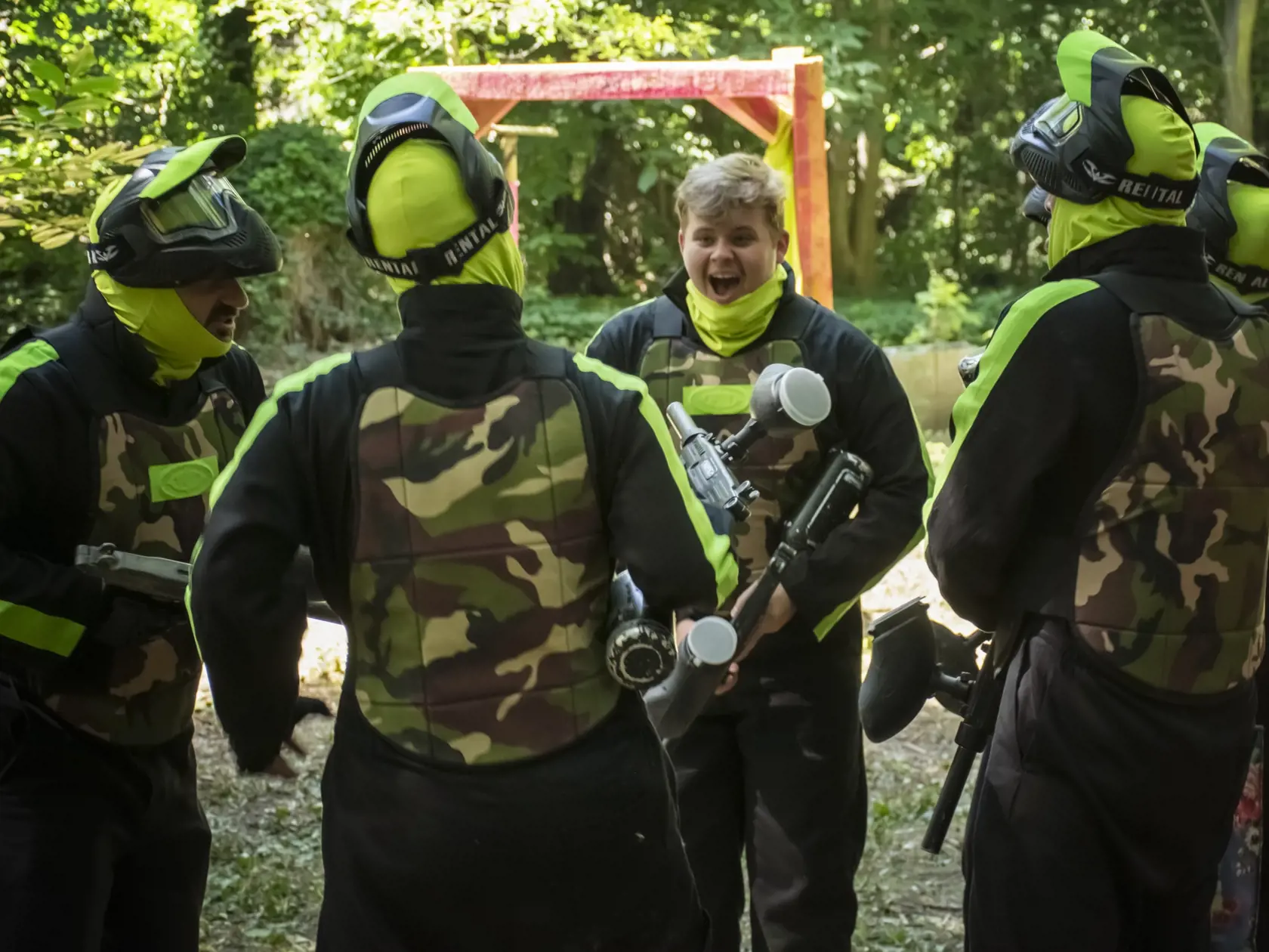 Zábery z bláznivej komédie Jedeme na teambuilding, ktorý produkovala Petra Polnišová s manželom.