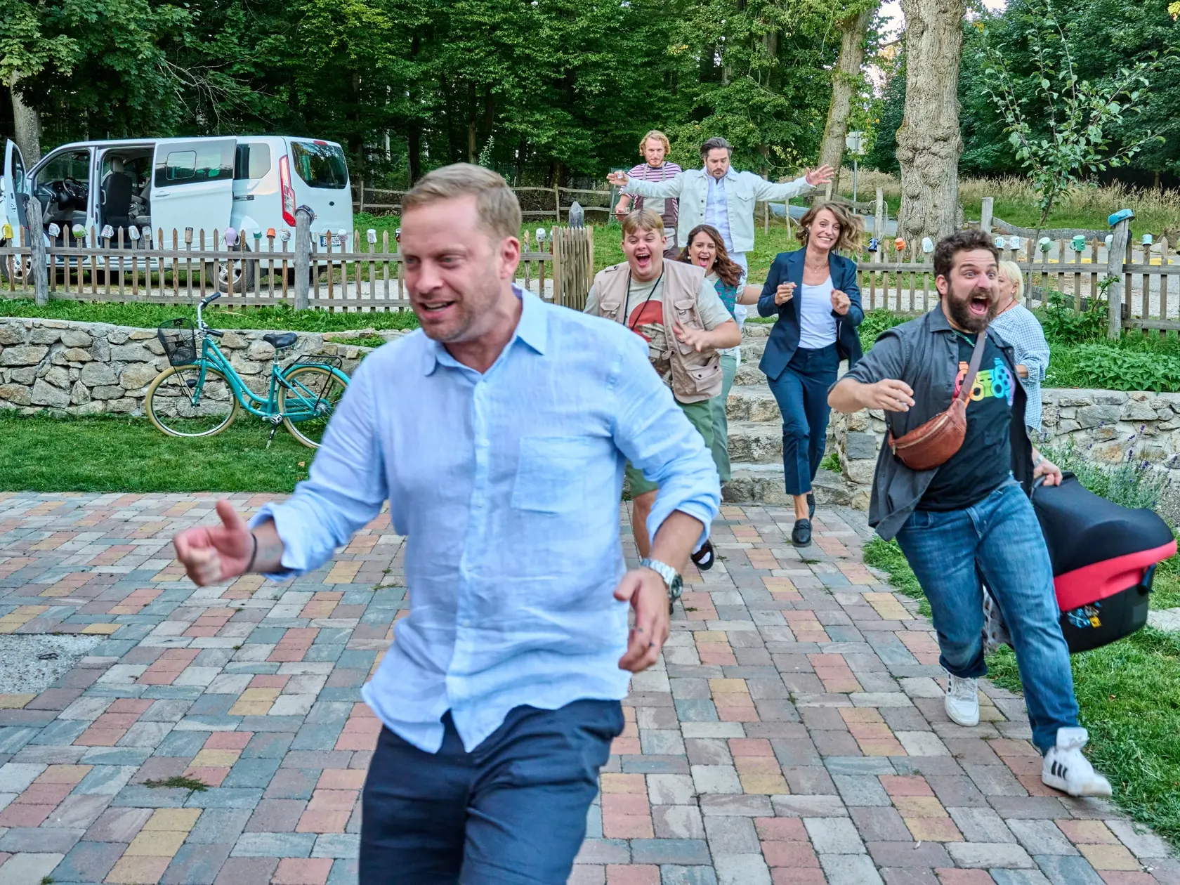 Zábery z bláznivej komédie Jedeme na teambuilding, ktorý produkovala Petra Polnišová s manželom.