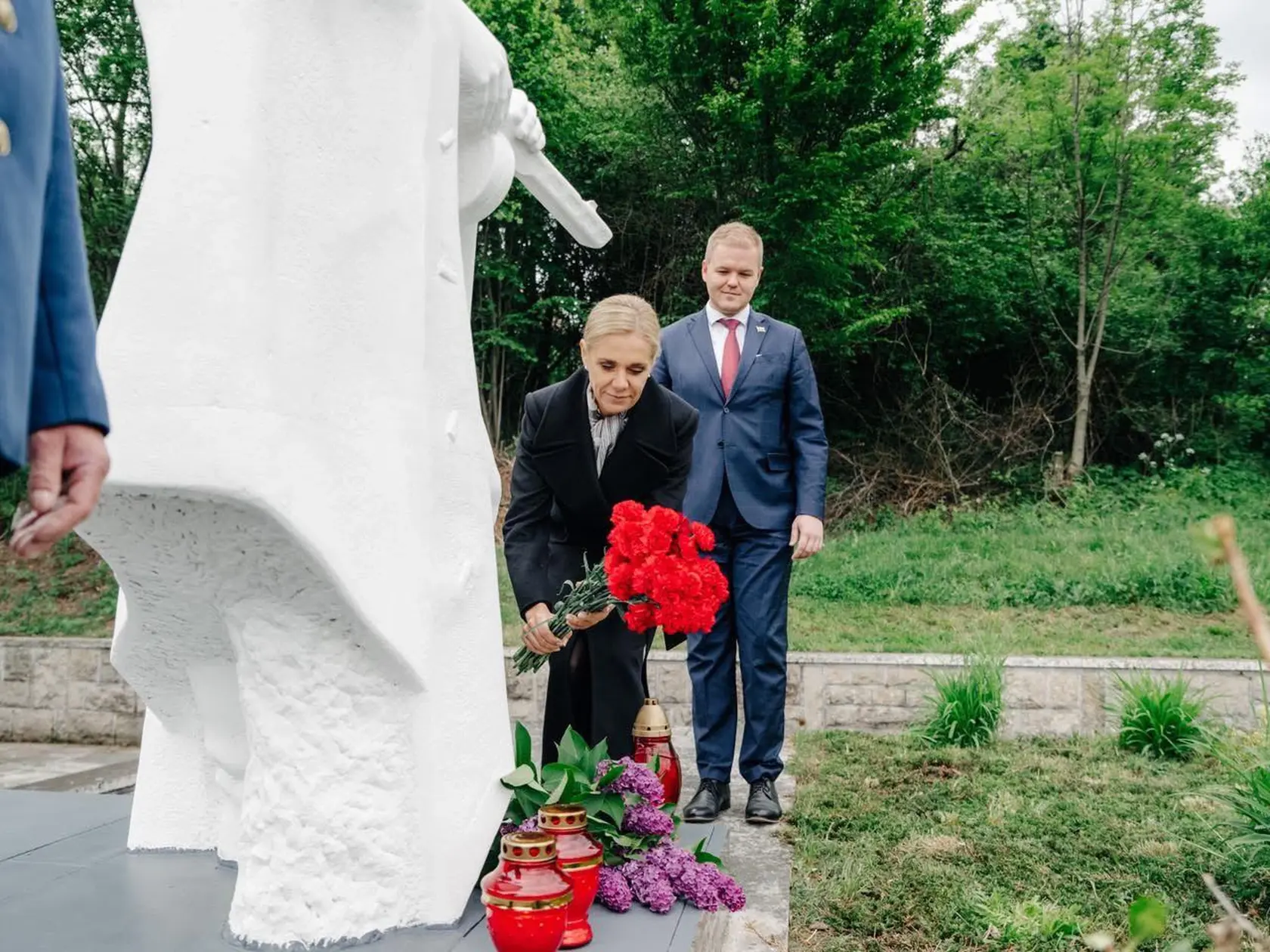 Ministerka hospodárstva Denisa Saková položila pri pamätníku kyticu karafiátov. 