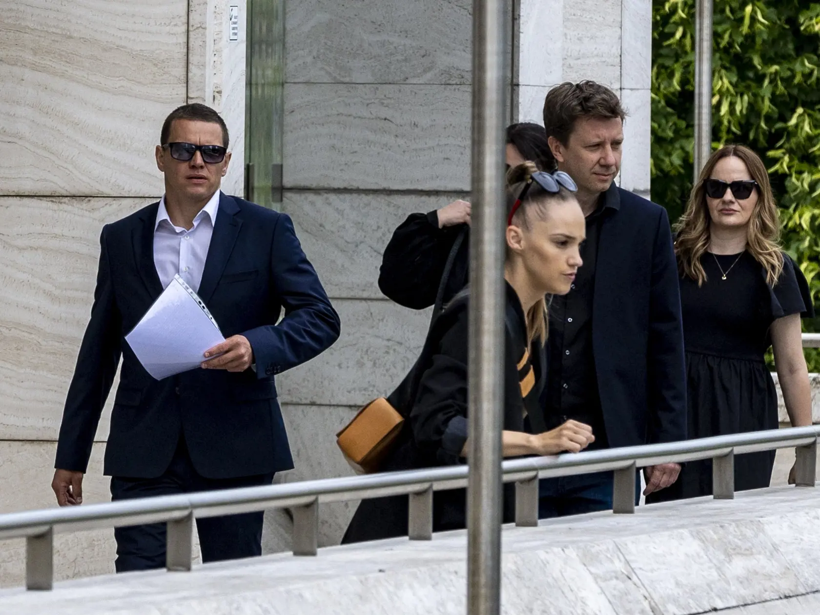 Na snímke je príchod kolegov hercov na poslednú rozlúčku s Danielom Heribanom. Na snímke je Zuzana Kubovčíková Šebová, Michal Kubovčík, Petra Polnišová a Juraj Brocko. 