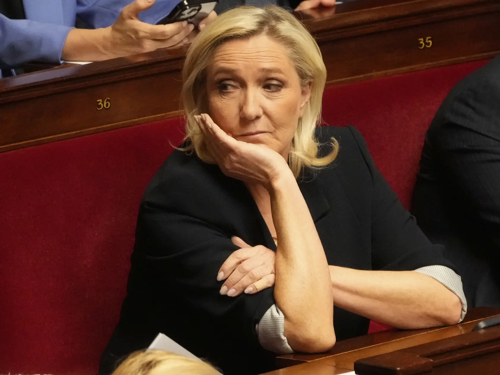 Marine Le Penová bola v pondelok súdom v Paríži uznaná za vinnú zo sprenevery verejných financií. Bola odsúdená na štyri roky odňatia slobody - do väzenia však nejde: počas dvoch rokov bude jej trest podmienečný, ďalšie dva roky má mať elektronický náramok.