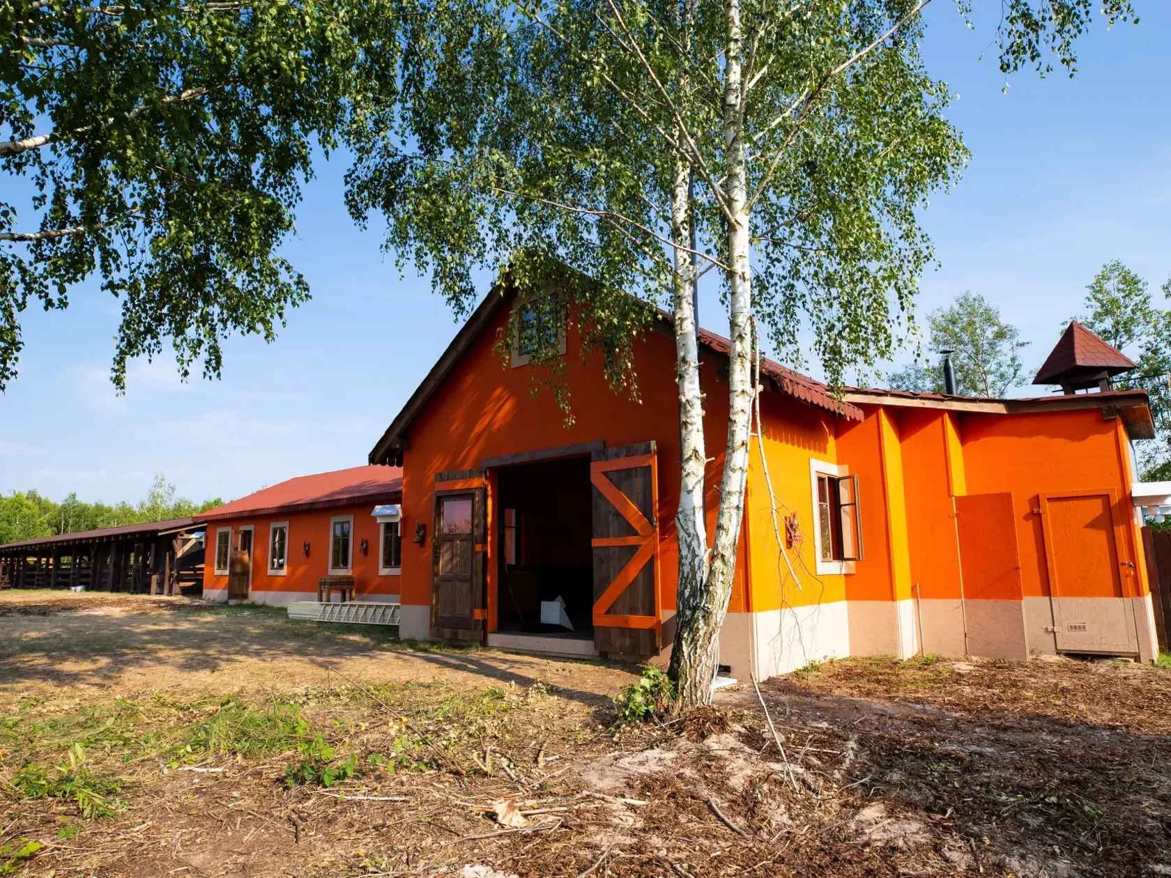 Na farme sú už postavené stajne a diváci sa môžu tešiť na kravy, ale aj leguány, pštrosy, psy a mačky.