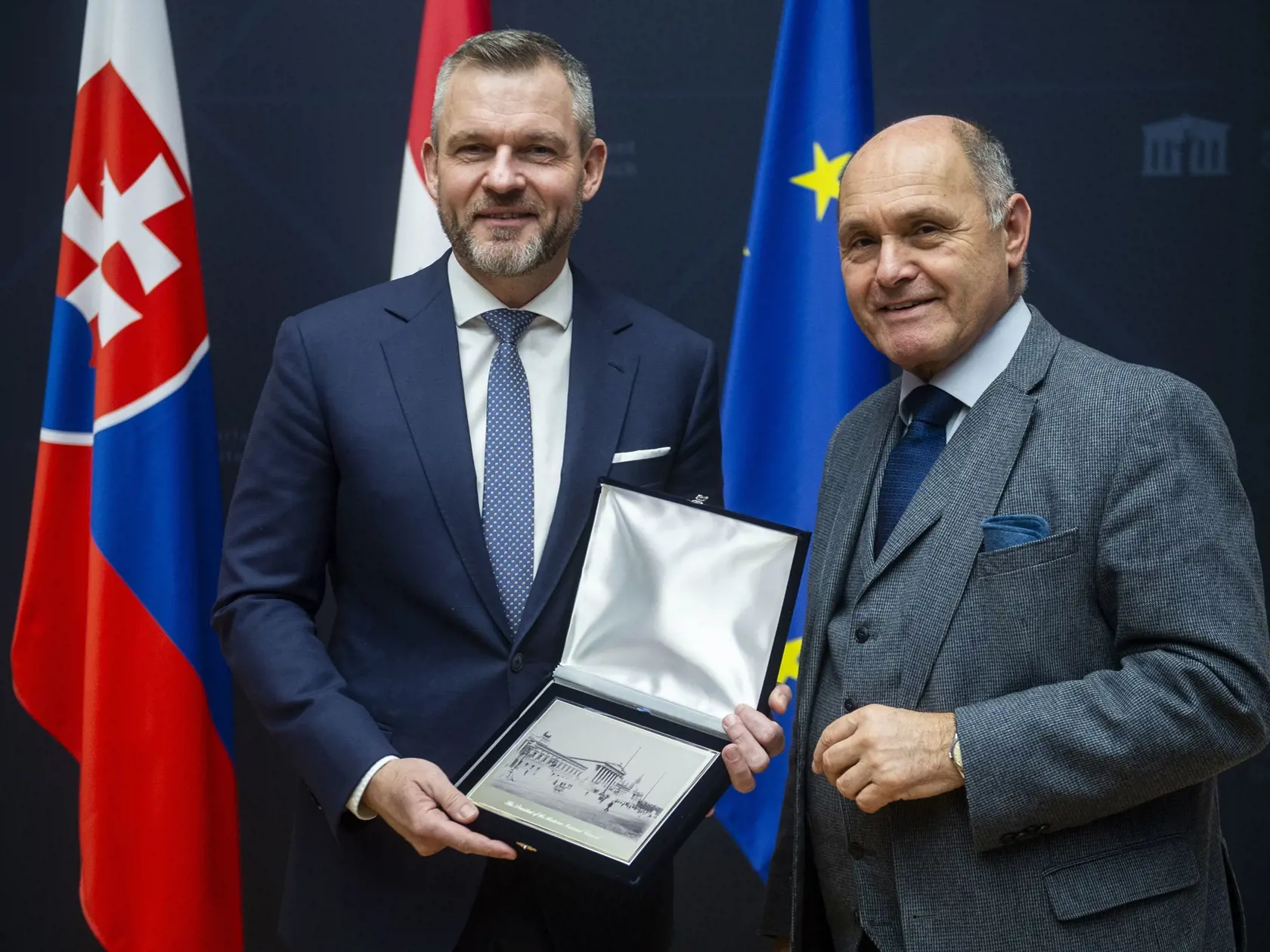 Predseda Národnej rady (NR) SR Peter Pellegrini pricestoval na jednodňovú zahraničnú pracovnú cestu Rakúskej republiky v pondelok 4. decembra 2023. Na snímke zľava predseda Národnej rady (NR) SR Peter Pellegrini (Hlas-SD) a predseda Národnej rady Rakúskej republiky Wolfgang Sobotka pózujú pri výmene darov počas stretnutia v budove rakúskeho parlamentu vo Viedni v pondelok 4. decembra 2023. FOTO TASR - Jakub Kotian