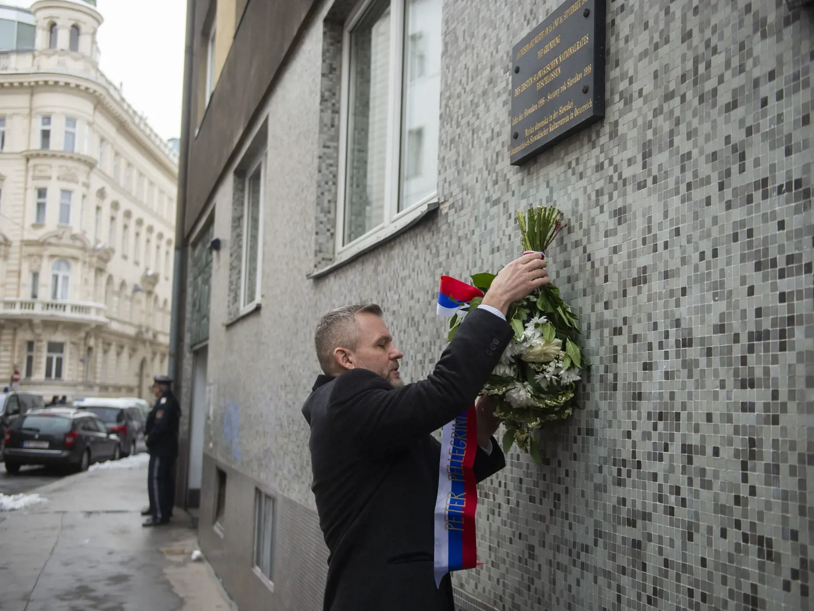 Na snímke predseda Národnej rady (NR) SR Peter Pellegrini (Hlas-SD) kladie kyticu k Pamätnej tabuli pri príležitosti založenia prvej Slovenskej národnej rady vo Viedni v pondelok 4. decembra 2023. FOTO TASR - Jakub Kotian