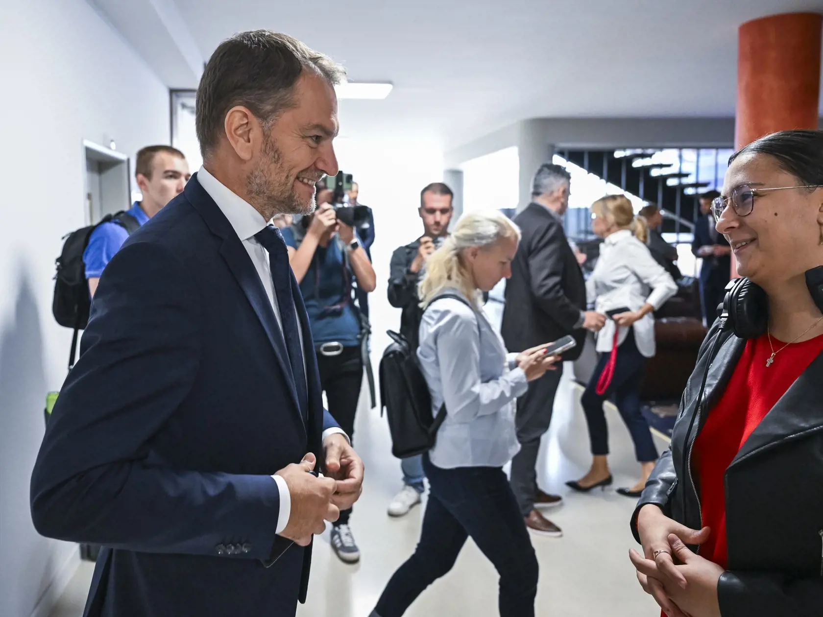 Na snímke predseda hnutia OĽANO a priatelia Igor Matovič sa rozpráva pred povolebnou diskusiou v RTVS O 5 minút 12 k výsledkom predčasných parlamentných volieb na Slovensku v Bratislave 1. októbra 2023. FOTO TASR - Jaroslav Novák