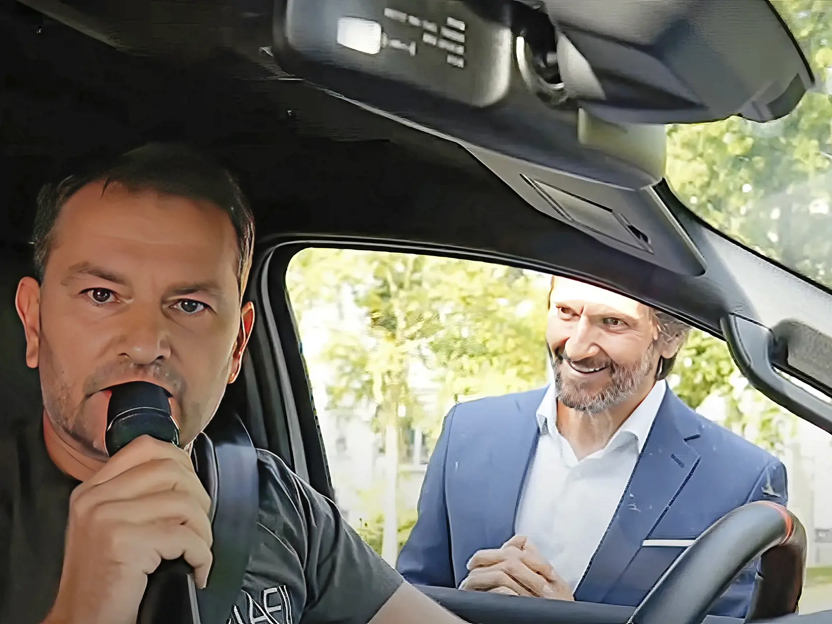 Blažený úsmev. Všimnite si, že Robert Kaliňák vôbec nepôsobil nahnevane.