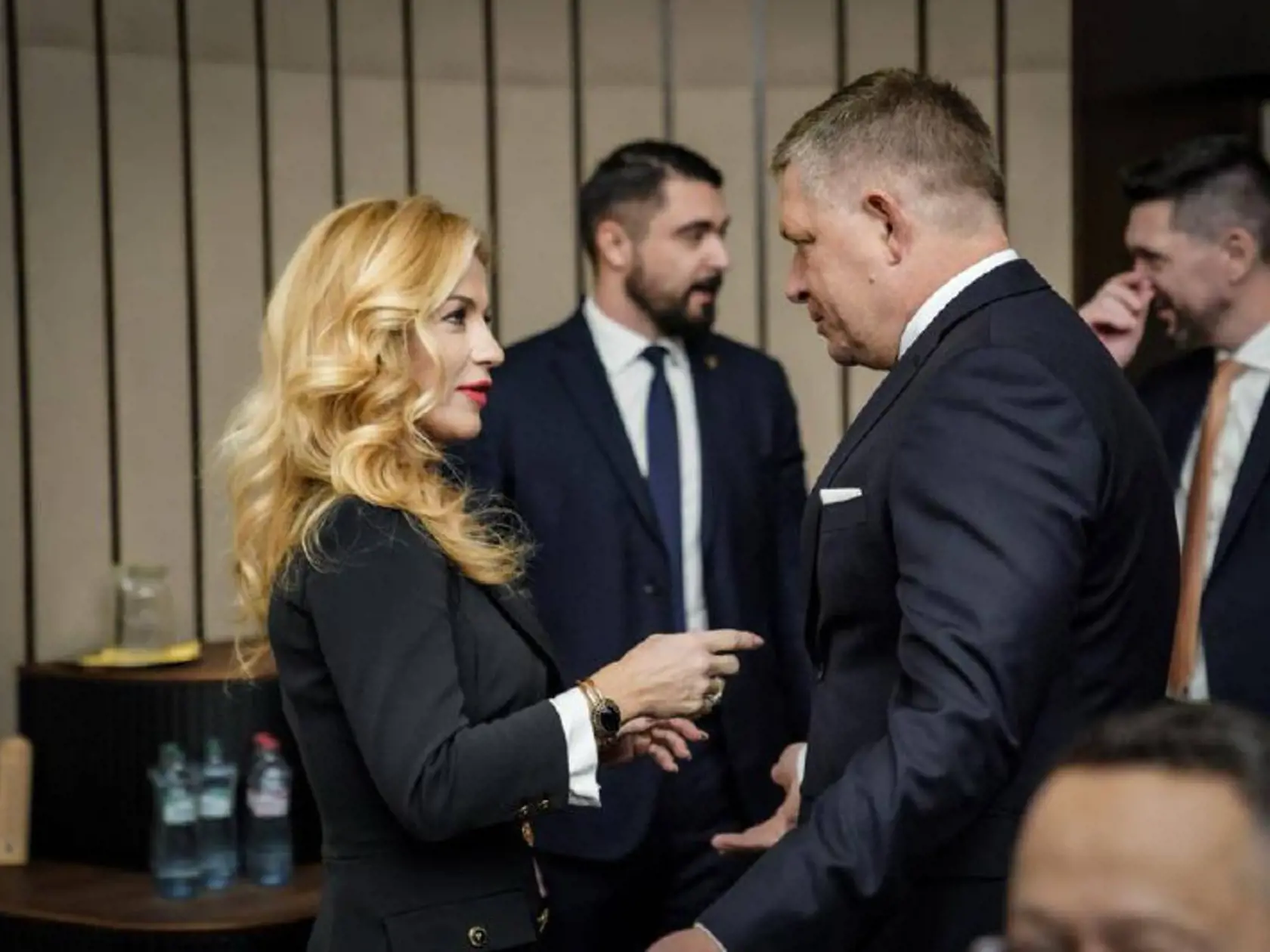 „Pán premiér, všetko najlepšie a veľa síl do ďalších rokov! Ďakujeme za Vašu prácu pre slovenský národ. A za slová podpory a povzbudenia, ktoré vyjadrujete aj nám členom vlády,“ zagratulovala Šimkovičová Robertovi Ficovi.
