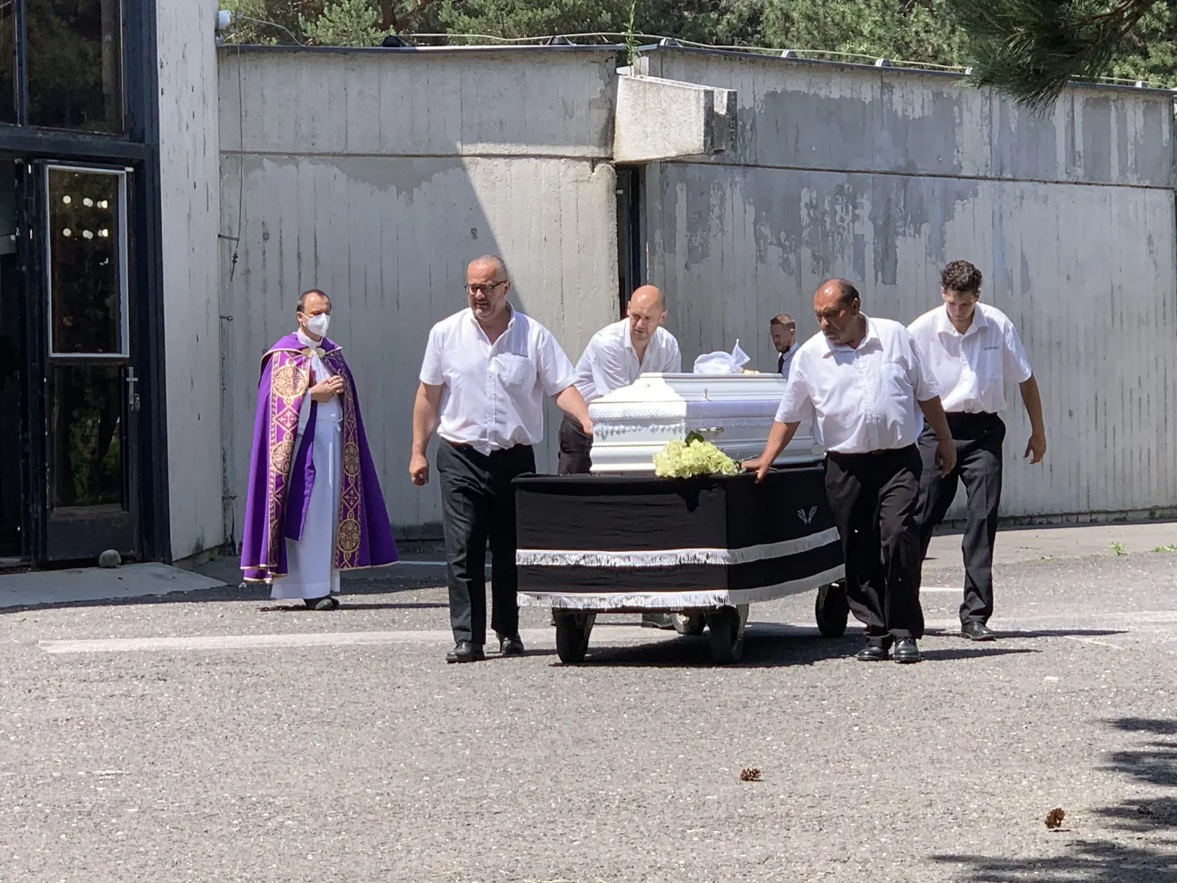 Pohreb dievčat, ktoré zrazil vlak pri Devínskej Novej Vsi.
