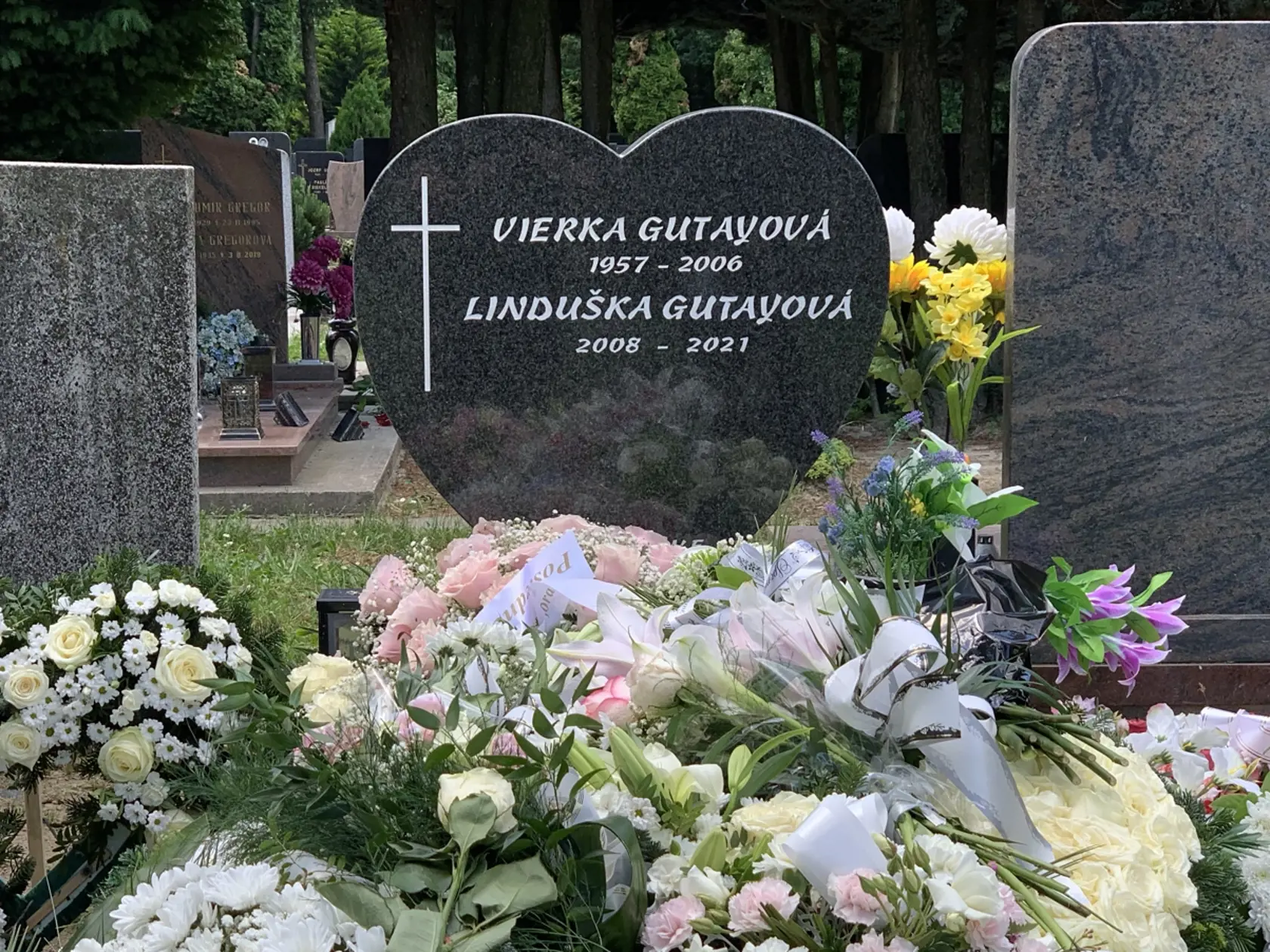 Lindušku pochovali do hrobu starej mamy.
