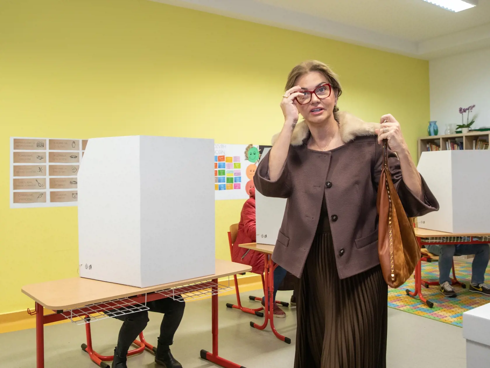 Na snímke je volička v komunálnych a VÚC voľbách poslankyňa Európskeho parlamentu Monika Beňová.