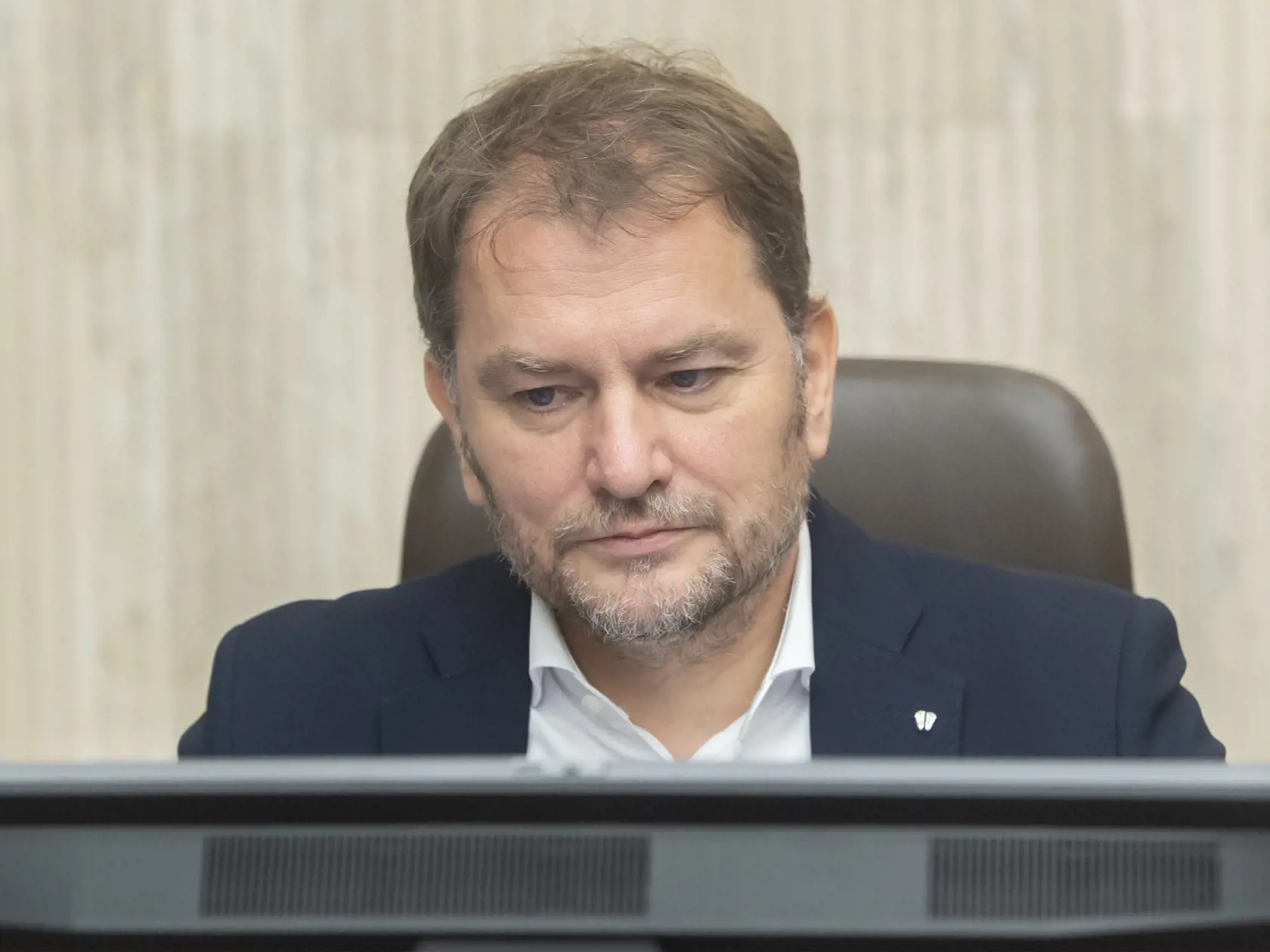 "Celé tri roky si robili zo SaS fackovacieho panáka ich vlastných neúspechov a zlyhaní. Urážky a osočovanie. Ak toto SaS dokáže zahodiť za hlavu a sedieť v rovnakých laviciach s človekom, ktorý ich vždy primitívne a vulgárne osočoval, tak to bude ich politická derniéra," odkazuje Beňová SaS.