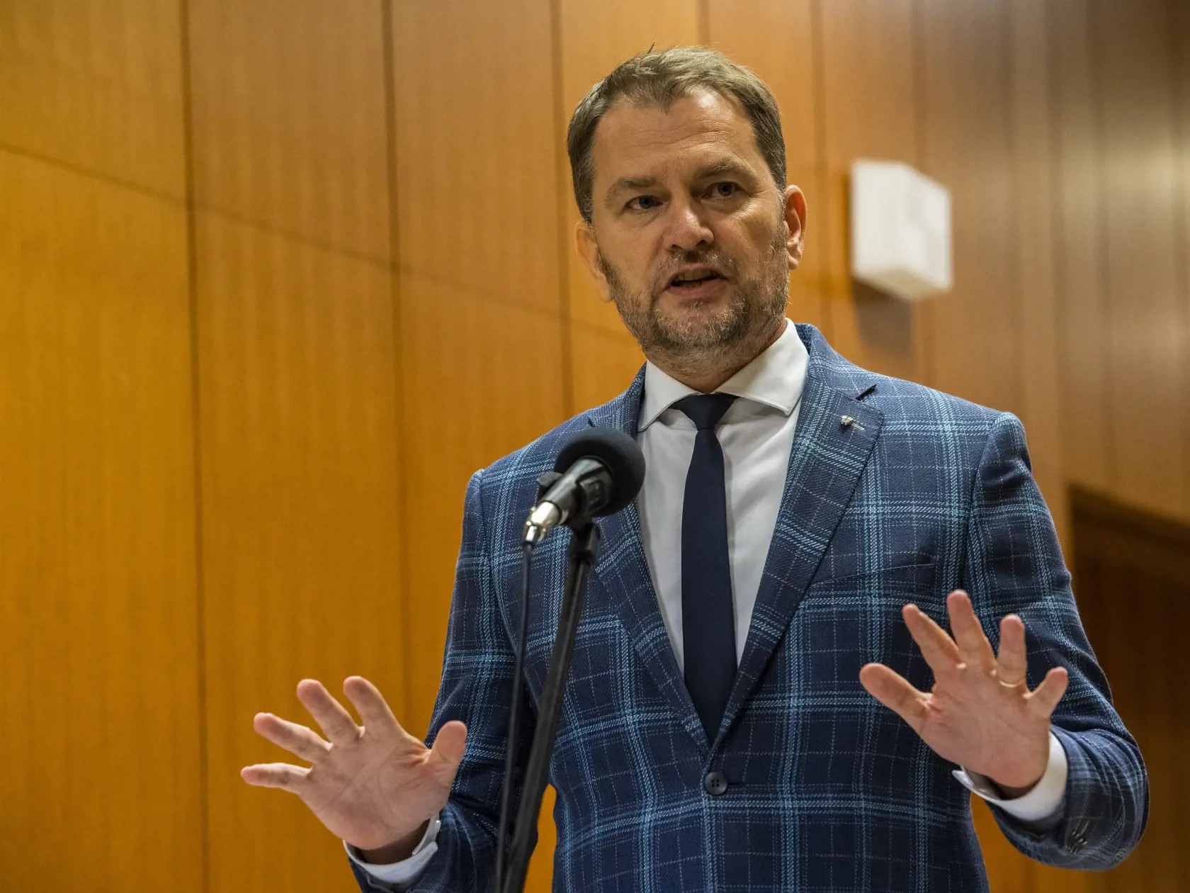Na snímke podpredseda vlády a minister financií SR Igor Matovič (OĽANO) gestikuluje počas tlačového brífingu po skončení rokovania medzi LOZ a vládou SR v Bratislave v pondelok 21. novembra 2022. FOTO TASR - Jaroslav Novák