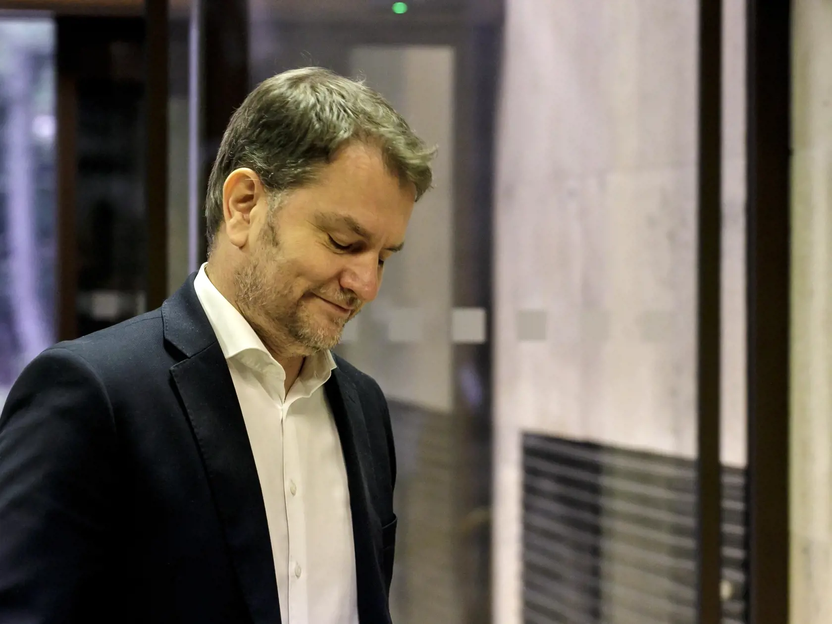 "Celé tri roky si robili zo SaS fackovacieho panáka ich vlastných neúspechov a zlyhaní. Urážky a osočovanie. Ak toto SaS dokáže zahodiť za hlavu a sedieť v rovnakých laviciach s človekom, ktorý ich vždy primitívne a vulgárne osočoval, tak to bude ich politická derniéra," odkazuje Beňová SaS.