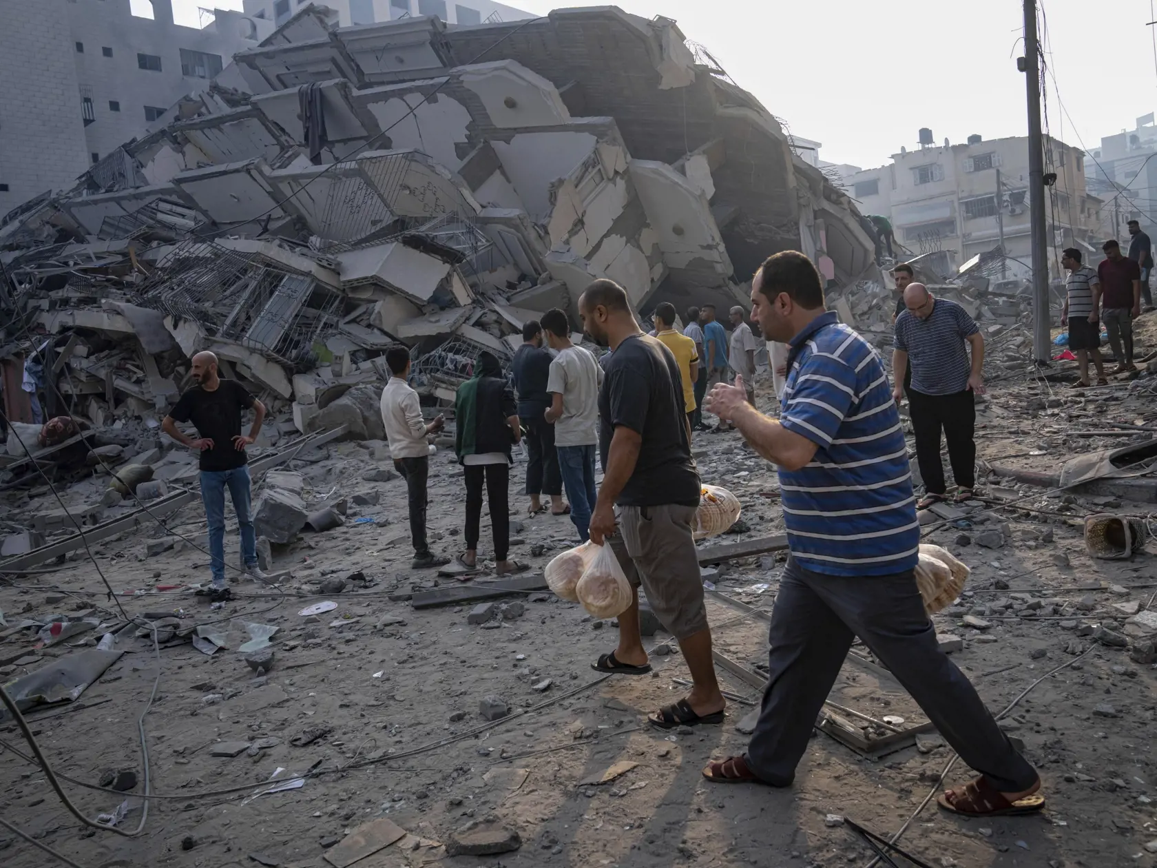 JB 15 Gaza - Palestínčania skúmajú trosky budovy zasiahnutej po izraelskom leteckom útoku na Gazu 8. októbra 2023. Počet obetí konfliktu v pásme Gazy sa v nedeľu zvýšil na 313. Izraelská armáda pokračuje v evakuácii civilistov. TASR správu prevzala z agentúr AP a AFP. Ministerstvo zdravotníctva v pásme Gazy hlásilo 313 obetí a najmenej 1990 zranených z radov Palestínčanov. Medzi obeťami a zranenými sú aj deti. Hlavný hovorca izraelskej armády Daniel Hagari pre AP v nedeľu povedal, že izraelská a