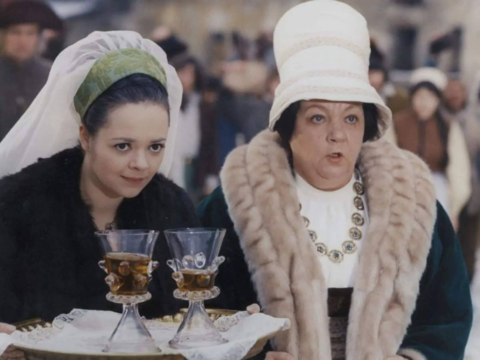 Dora Dana Hlaváčová (75) (vľavo) v Popoluške. Zahrala si ešte v niekoľkých filmoch či seriáloch. Na konci 90. rokov sa však stiahla.