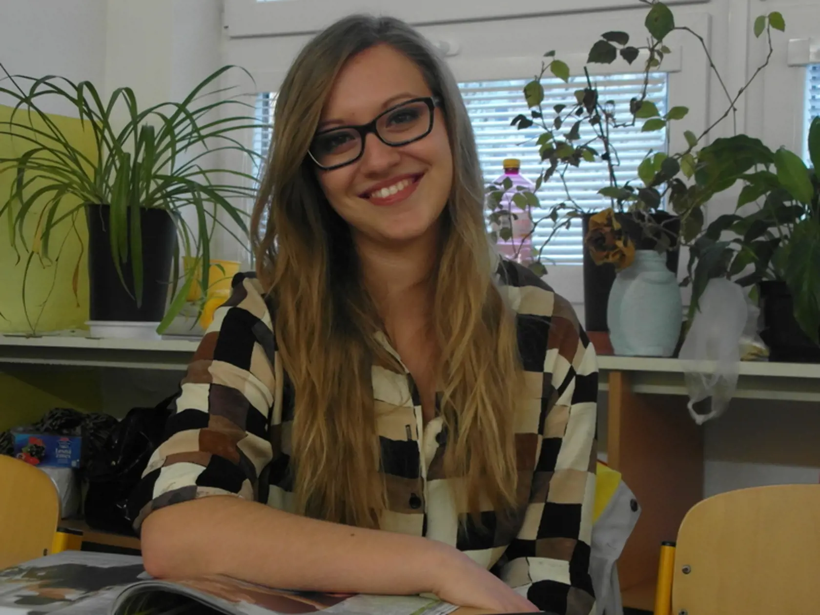 Študentka Katarína Grausová zo Zvolena je najmladšou členkou volebnej okrskovej komisie č. 34 na zvolenskom sídlisku Západ.