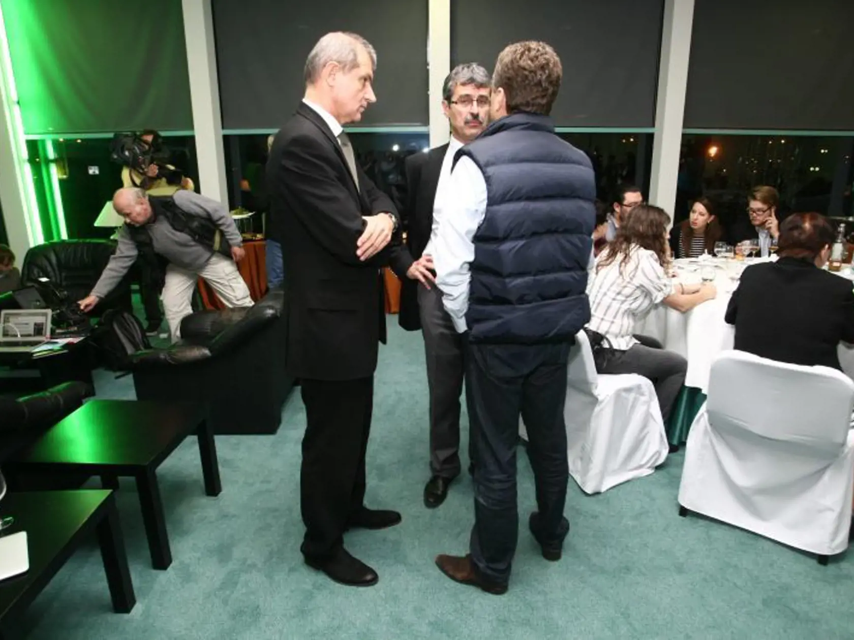 Milan Ftáčnik s jeho hovorcom Stanislavom Ščepánom čakajú na výsledky.