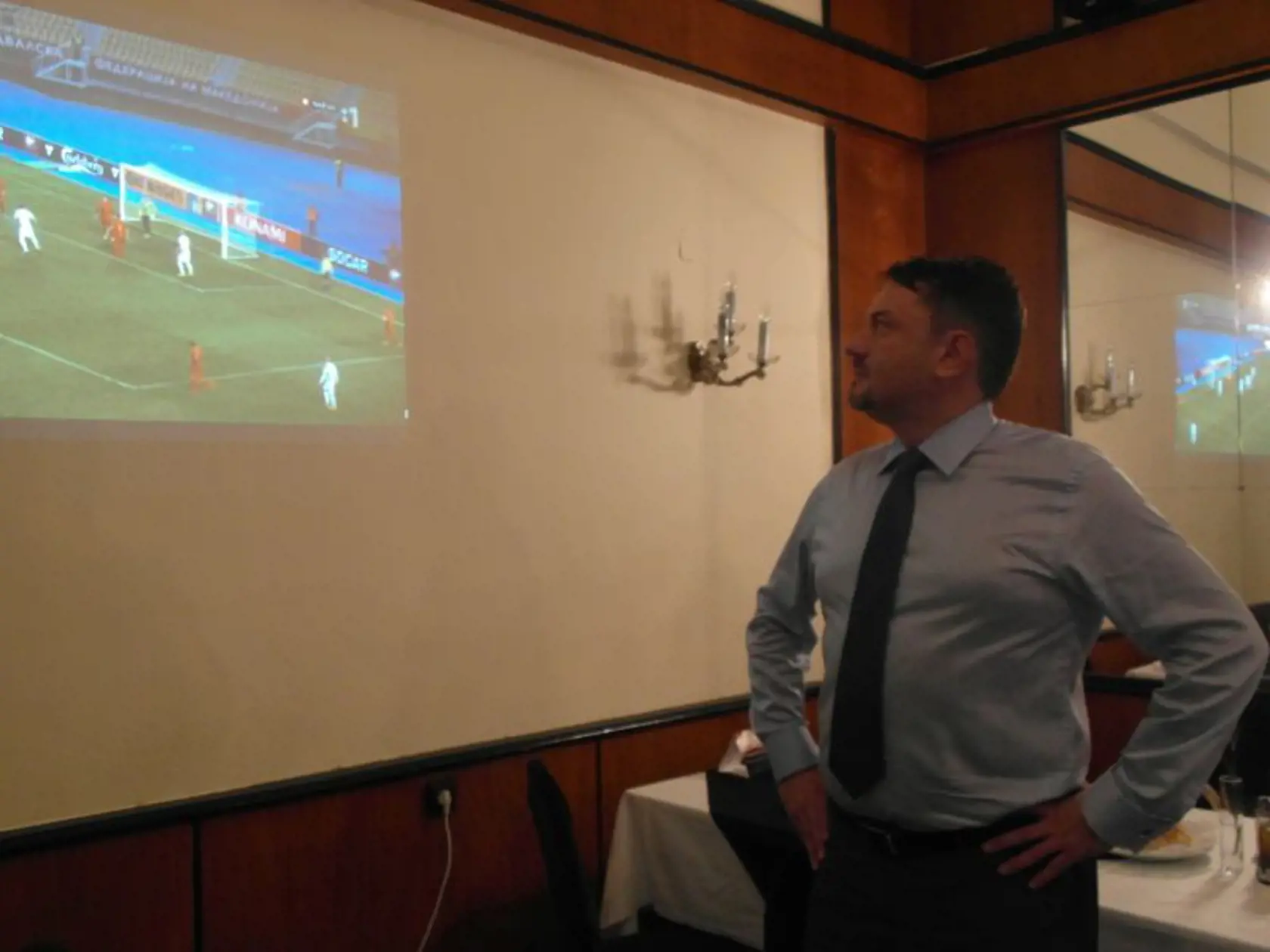Peter Gogola si čakanie na výsledky krátil pozeraním futbalového zápasu našich s Macedónskom. Na rozdiel od Gogolu naši vyhrali.