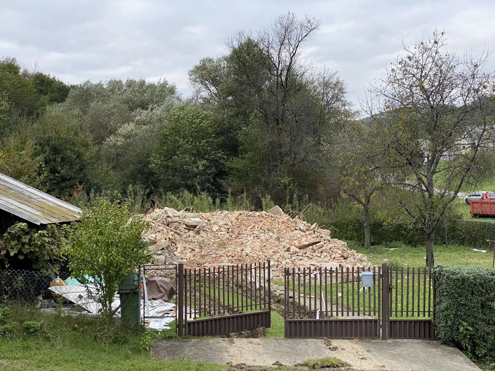 Poškodený dom pod ulicou na kopci v Ďapalovciach po zemetrasení