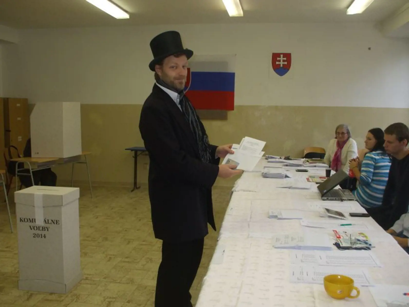 Kúzelník a historik Ivan Lučanič počas komunálnych volieb.