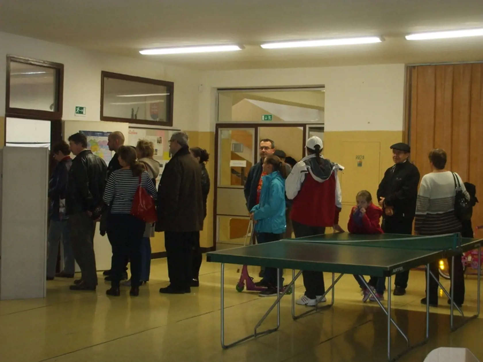 Dlhé rady voličov: Takto to vyzeralo v sobotu doobeda v bratislavskej Petržalke.