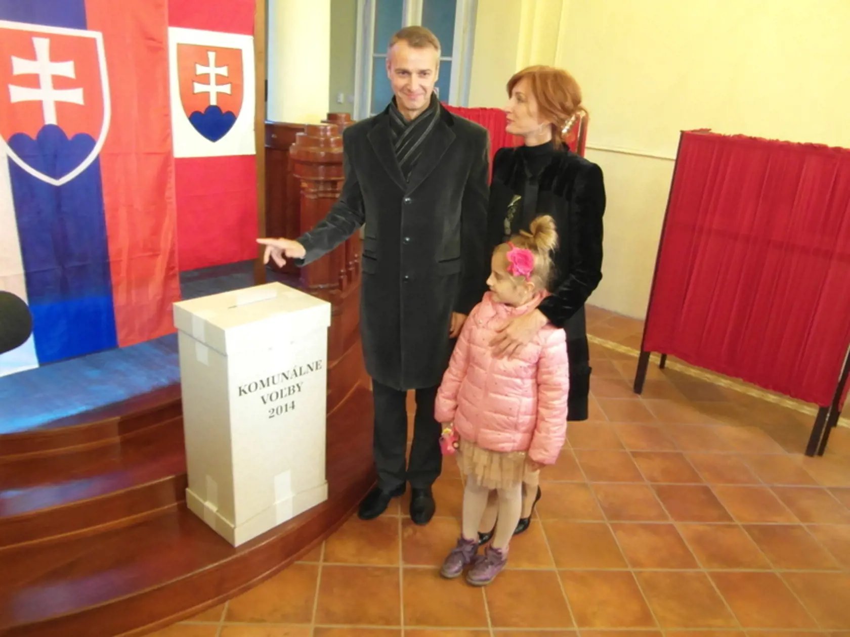 Richard Raši s rodinou počas komunálnych volieb.