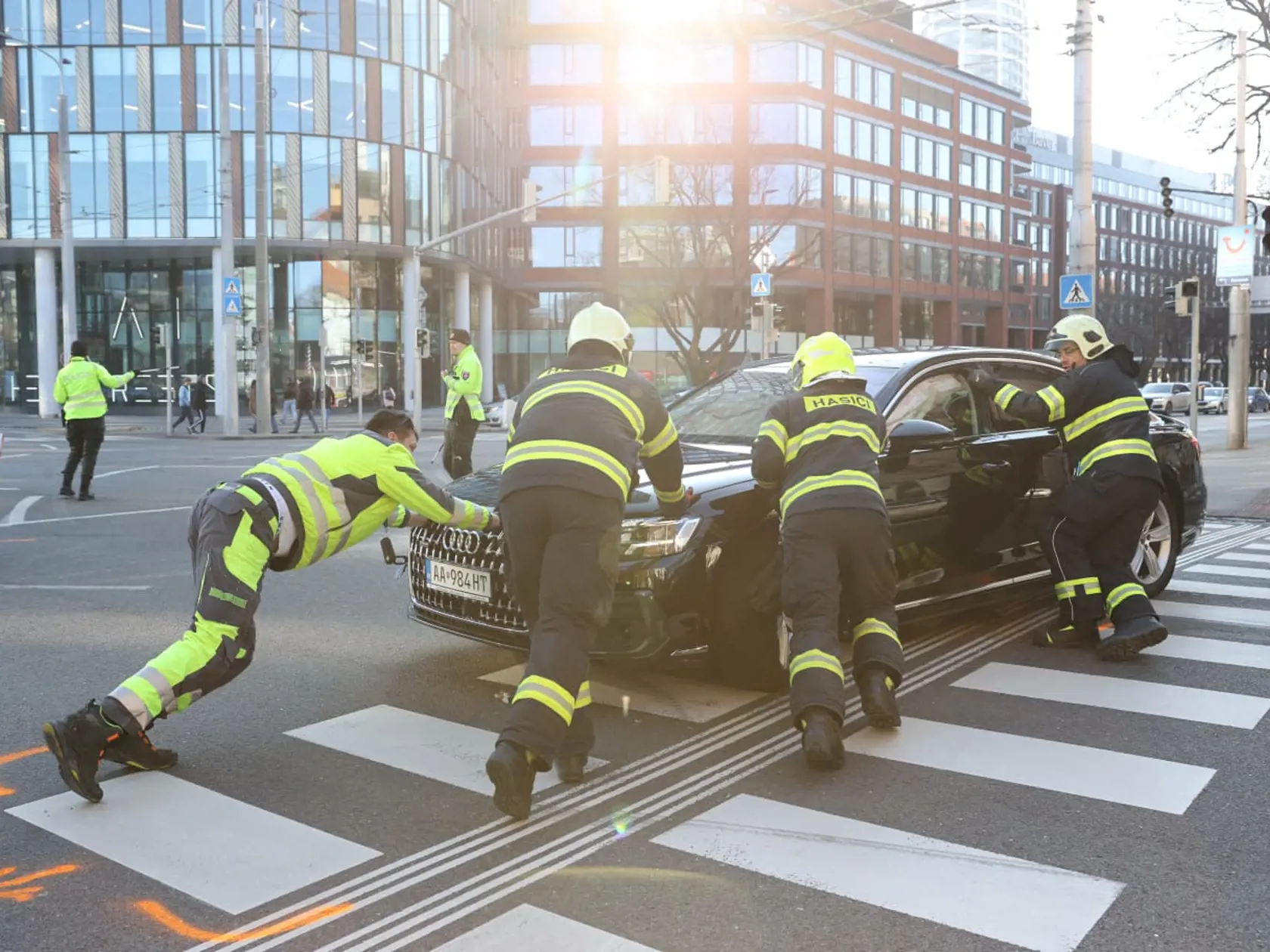 Minister financií Ladislav Kamenický mal v Bratislave autonehodu. Ku kolízii došlo 3. februára 2025 v ranných hodinách na križovatke pri Mlynských Nivách. Na mieste takto zasahovali aj záchranári.